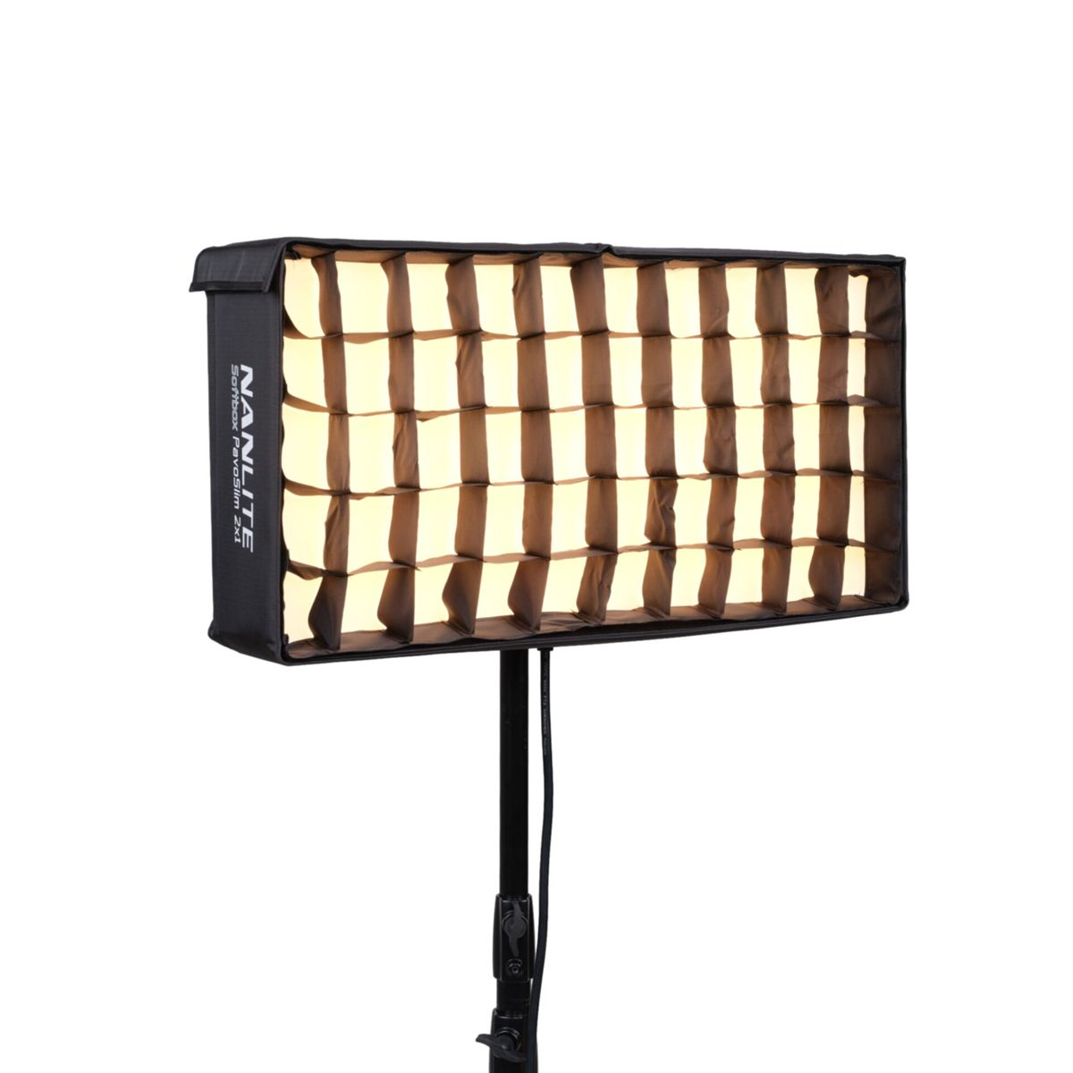 Un projecteur rectangulaire à boîte à lumière, soutenu par un pied noir. La boîte à lumière a un motif de grille. La lumière est allumée et brillante.