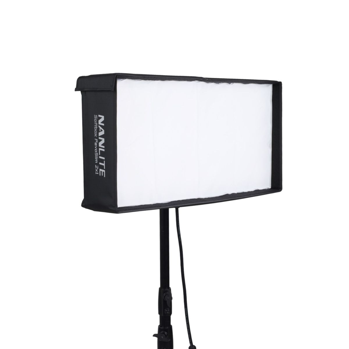Un softbox rectangulaire avec une face avant blanche et un cadre noir est monté sur un pied noir sur fond blanc.