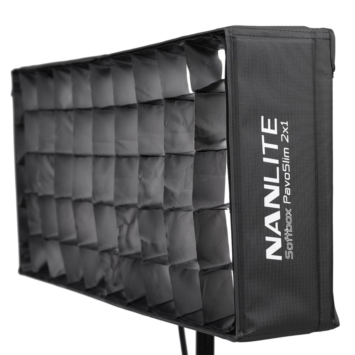 Un softbox rectangulaire noir pour la photographie avec un motif en grille. Il porte la marque 'NANLITE' et 'PavoSlim 2x1' imprimés sur le côté.