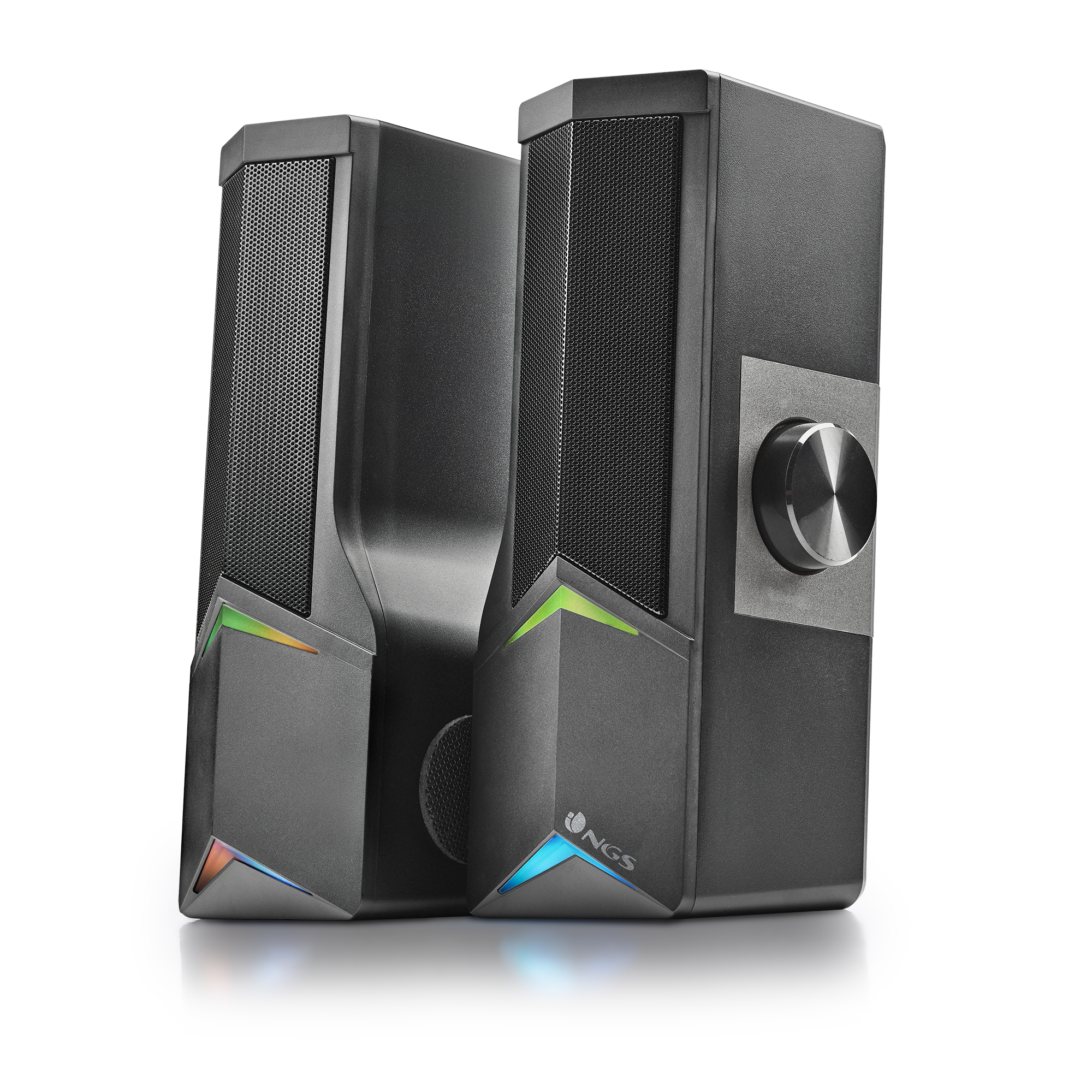 Dos altavoces de computadora negros sobre fondo blanco. Uno tiene una perilla de volumen.