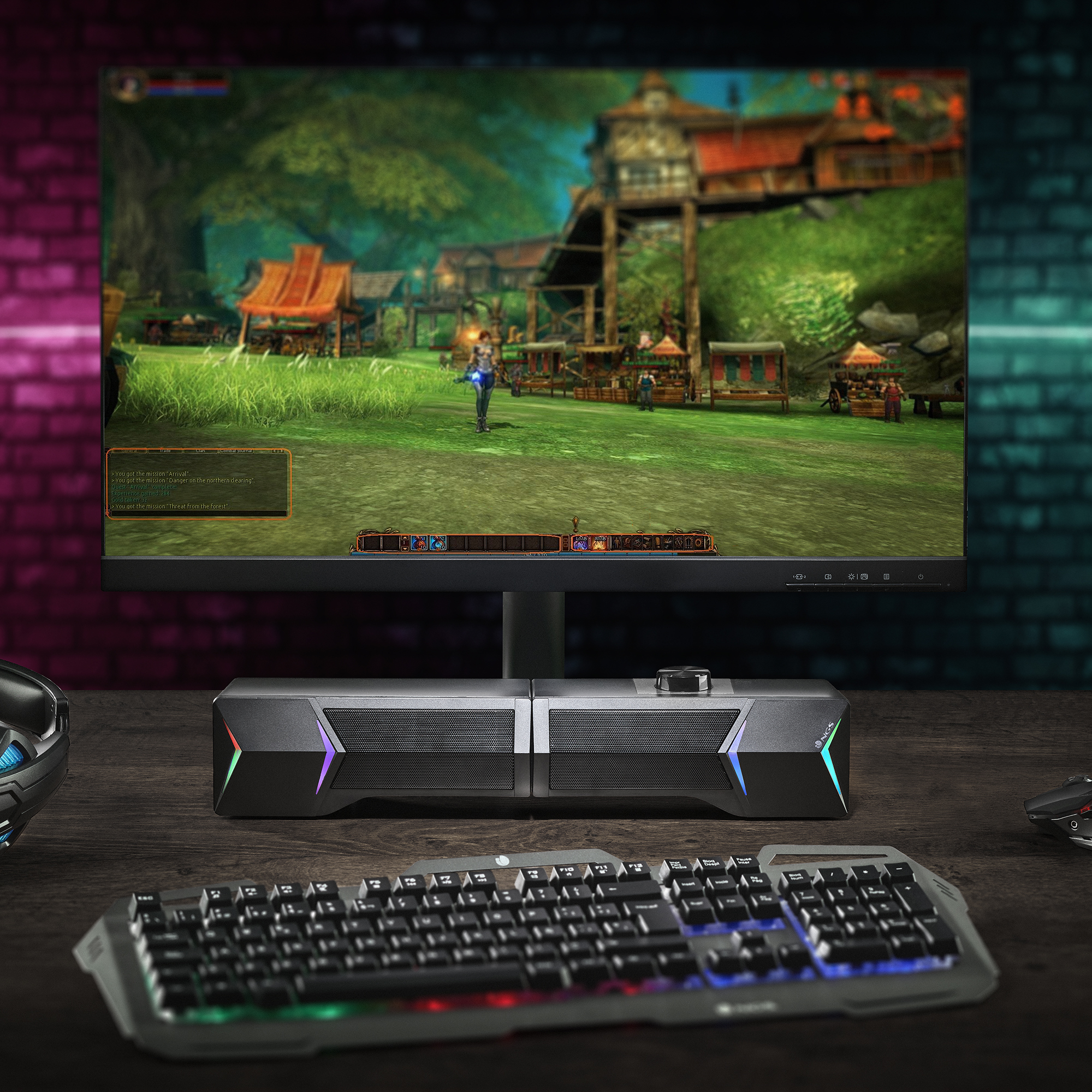 Una configuración de juego con un monitor que muestra una escena del juego. Teclado, ratón y altavoces en el escritorio de madera.