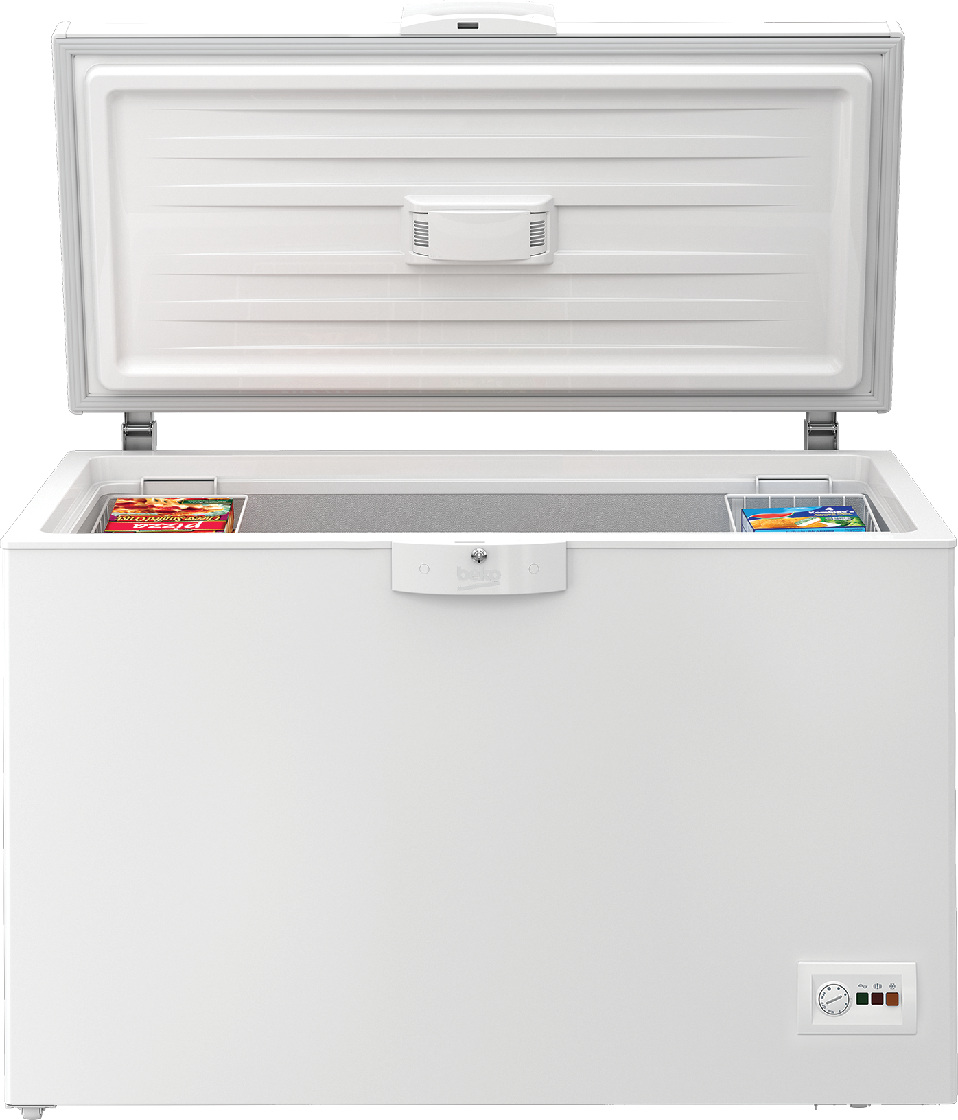 Un congelatore a pozzetto bianco con il coperchio aperto. All'interno, due cestini con cibi surgelati. Il logo del marchio è visibile.
