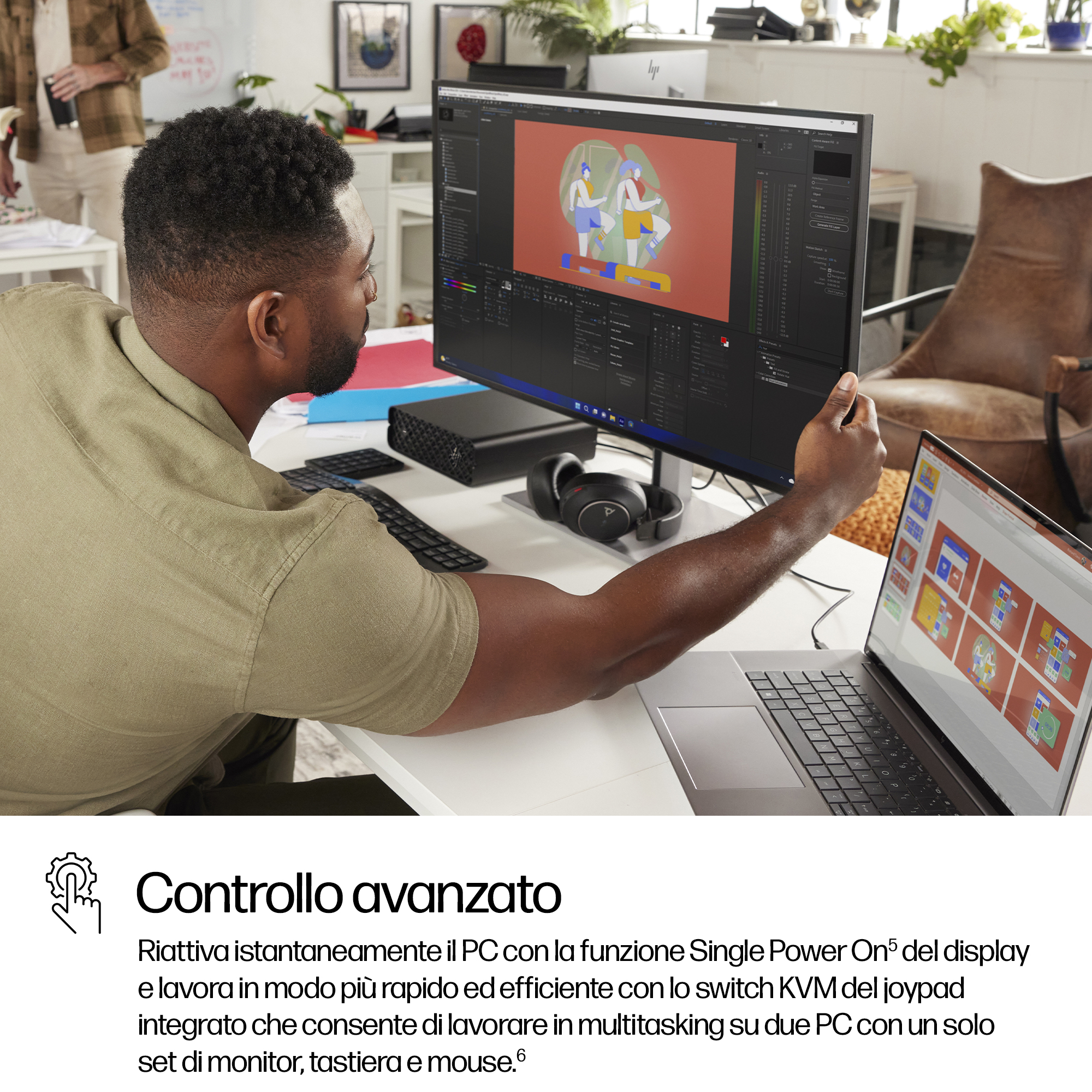 Mężczyzna pracuje na komputerze, patrząc na ekran. Na biurku jest również laptop. Osoba jest w tle.