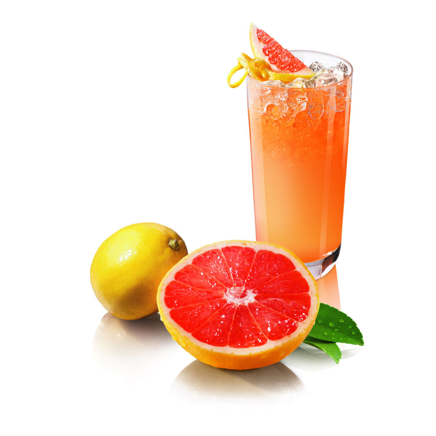 Un bicchiere alto di cocktail all'arancia con ghiaccio, una fetta di pompelmo e scorza di limone. Accanto, un limone e mezzo pompelmo.
