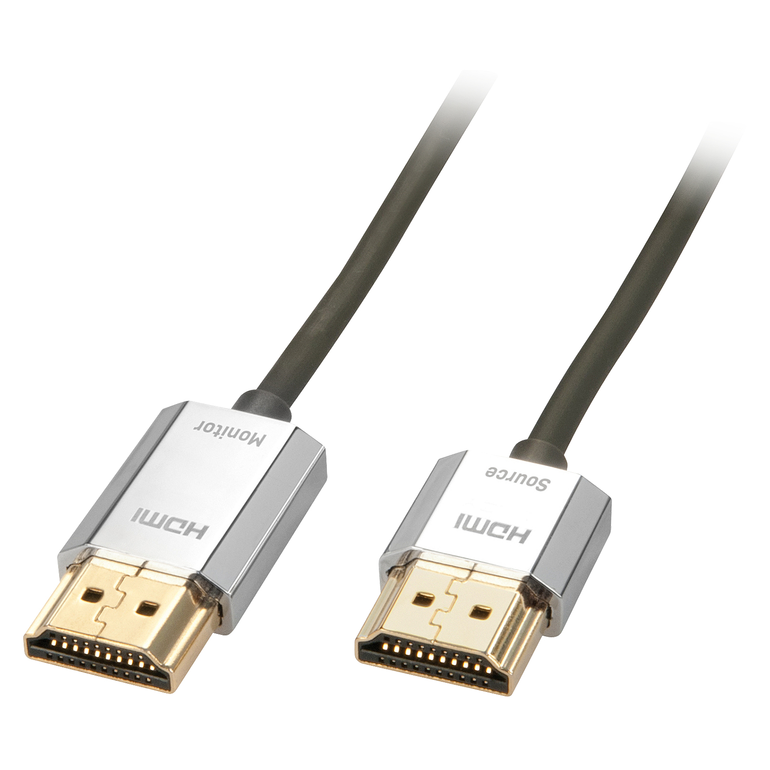 Zwei HDMI-Kabel. Eines mit der Aufschrift 'Monitor', das andere mit 'Source'. Beide haben goldfarbene Stecker und silberfarbene Gehäuse.