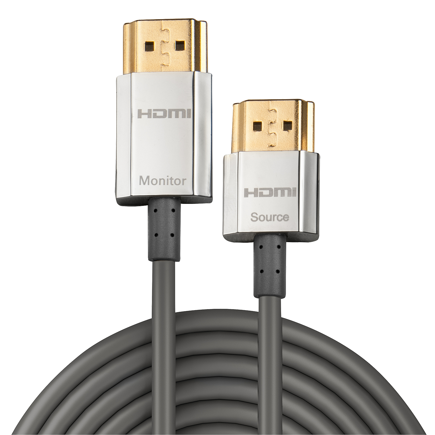 Zwei HDMI-Kabel. Eines mit der Aufschrift 'Monitor', das andere mit 'Source'. Beide haben goldfarbene Stecker und graue Kabel im Hintergrund.