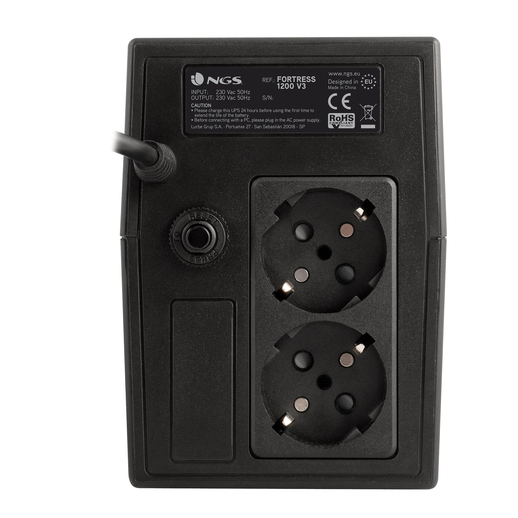 Eine schwarze USV mit zwei Steckdosen, einer Reset-Taste und Produktinformationen. Die Marke ist NGS, das Modell Fortress 1200 V3.