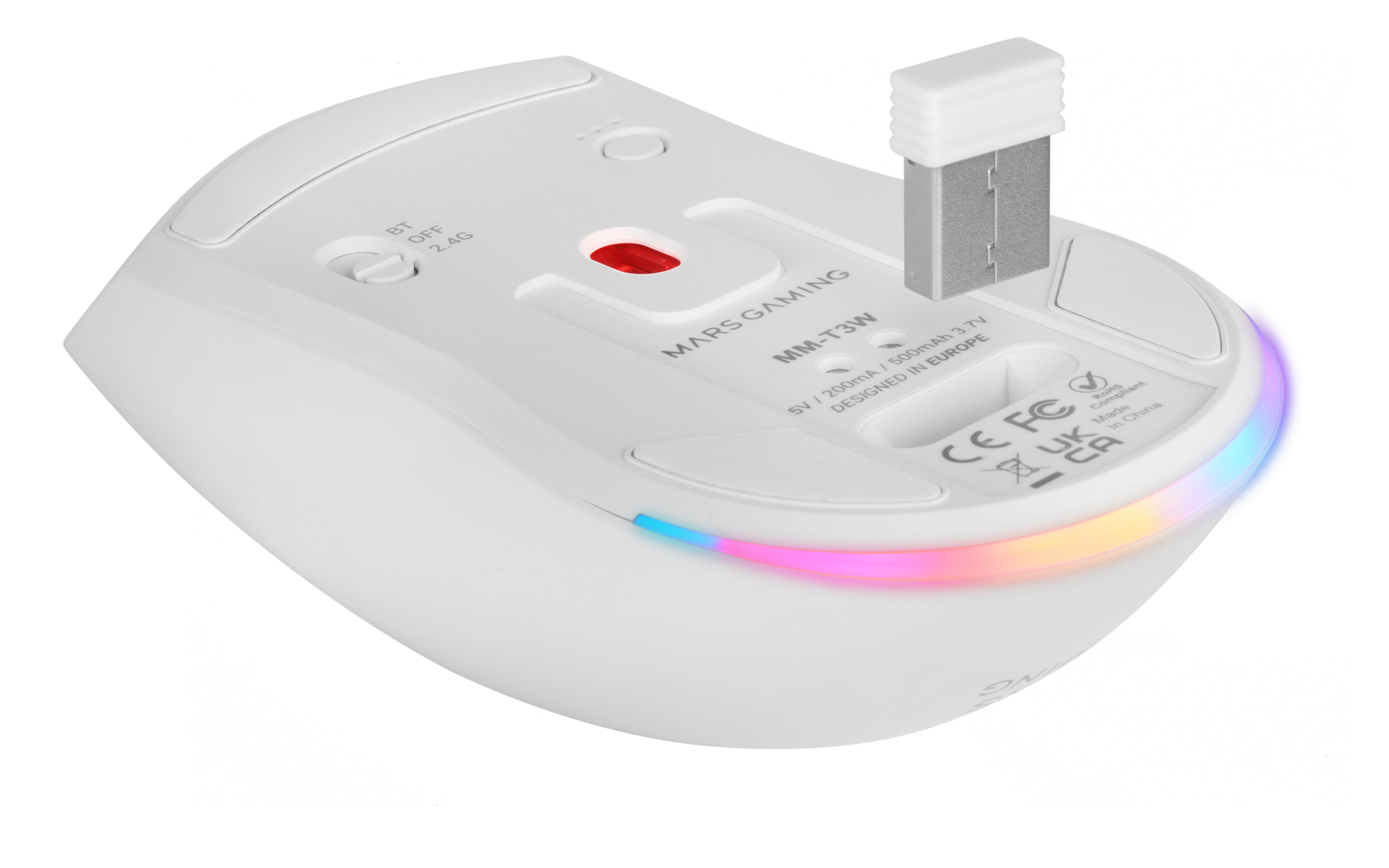 Witte gamingmuis van onderaf gezien. Inclusief USB-ontvanger. Kenmerken: knoppen, rood licht en kleurrijke LED-strip.