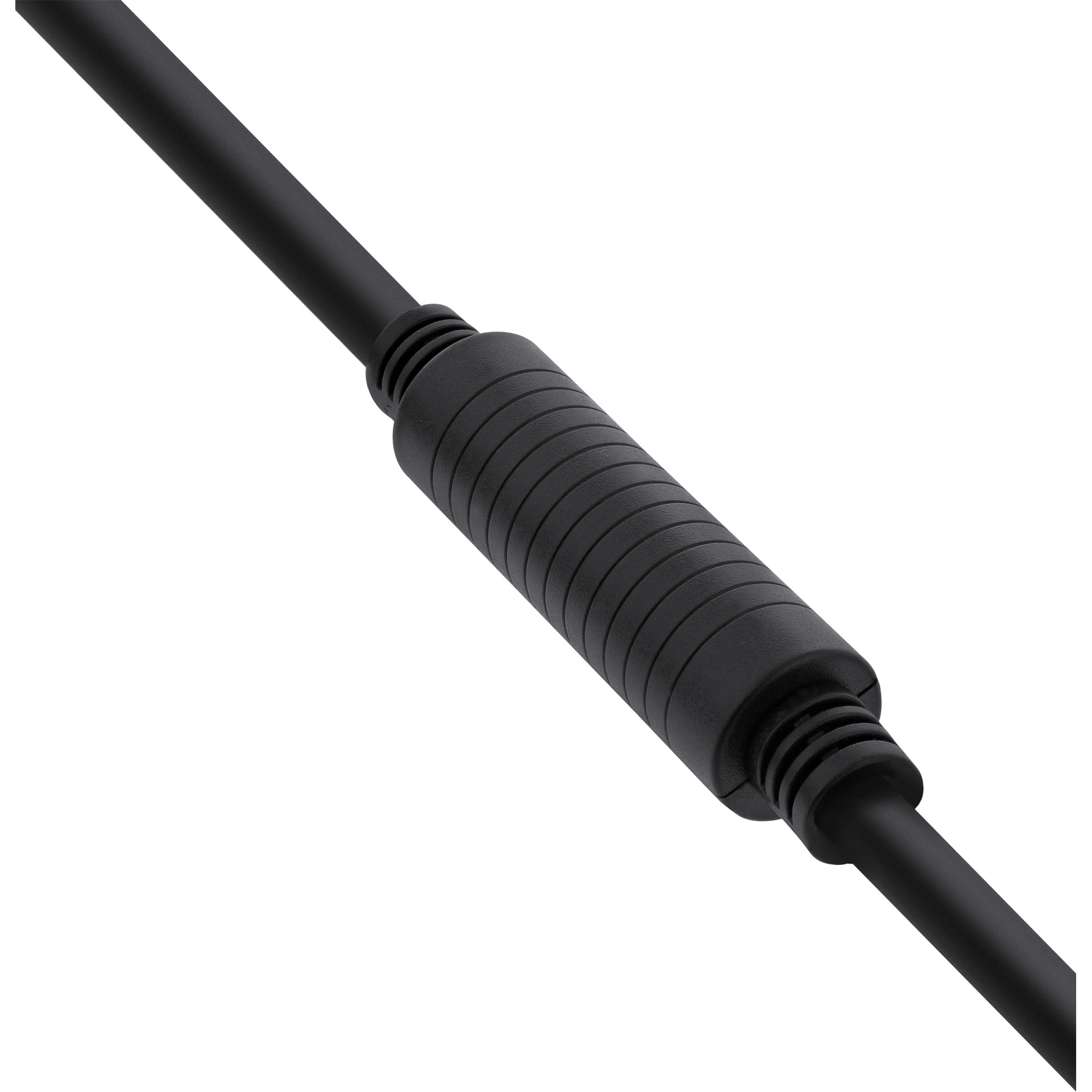 Ein schwarzes Kabel mit einem zylindrischen Stecker in der Mitte. Der Hintergrund ist weiß.