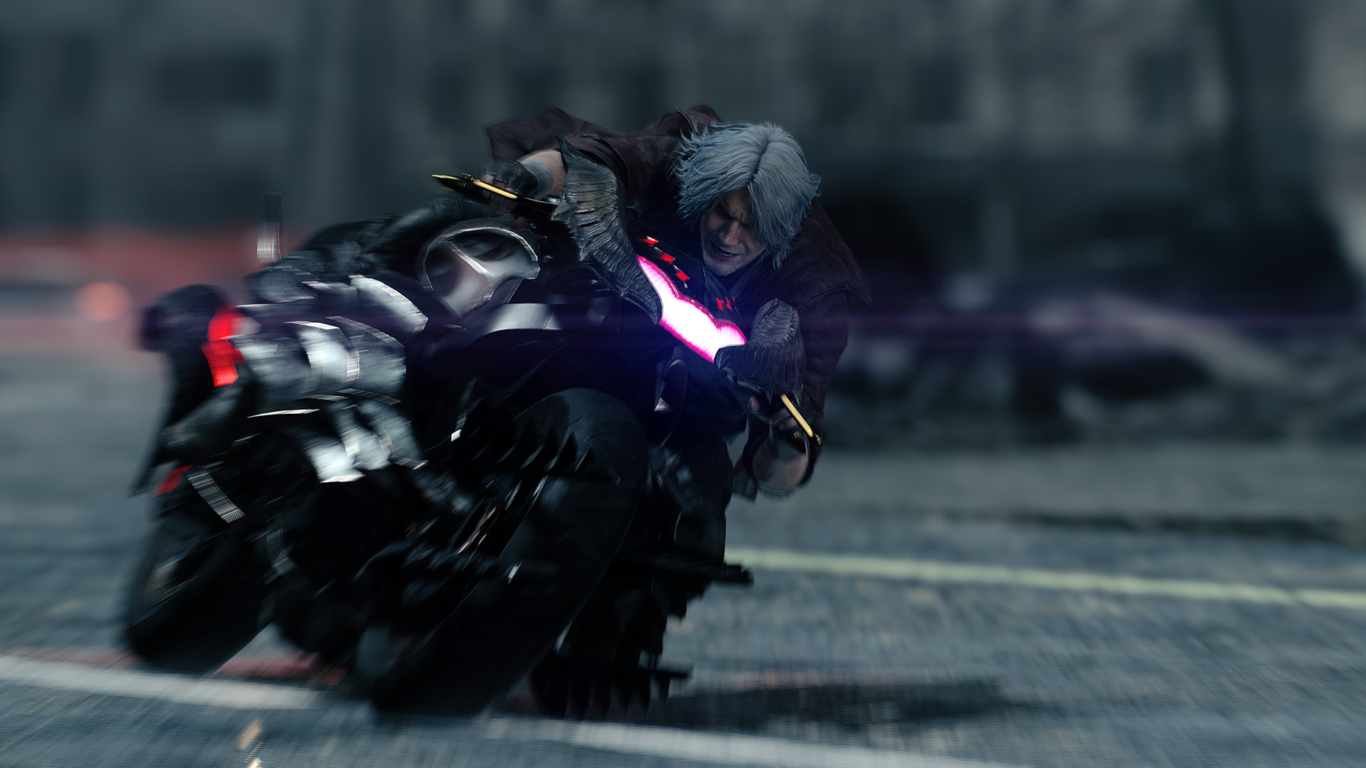 Hombre con pelo gris en moto, sosteniendo una espada rosa brillante. Fondo borroso de una calle.
