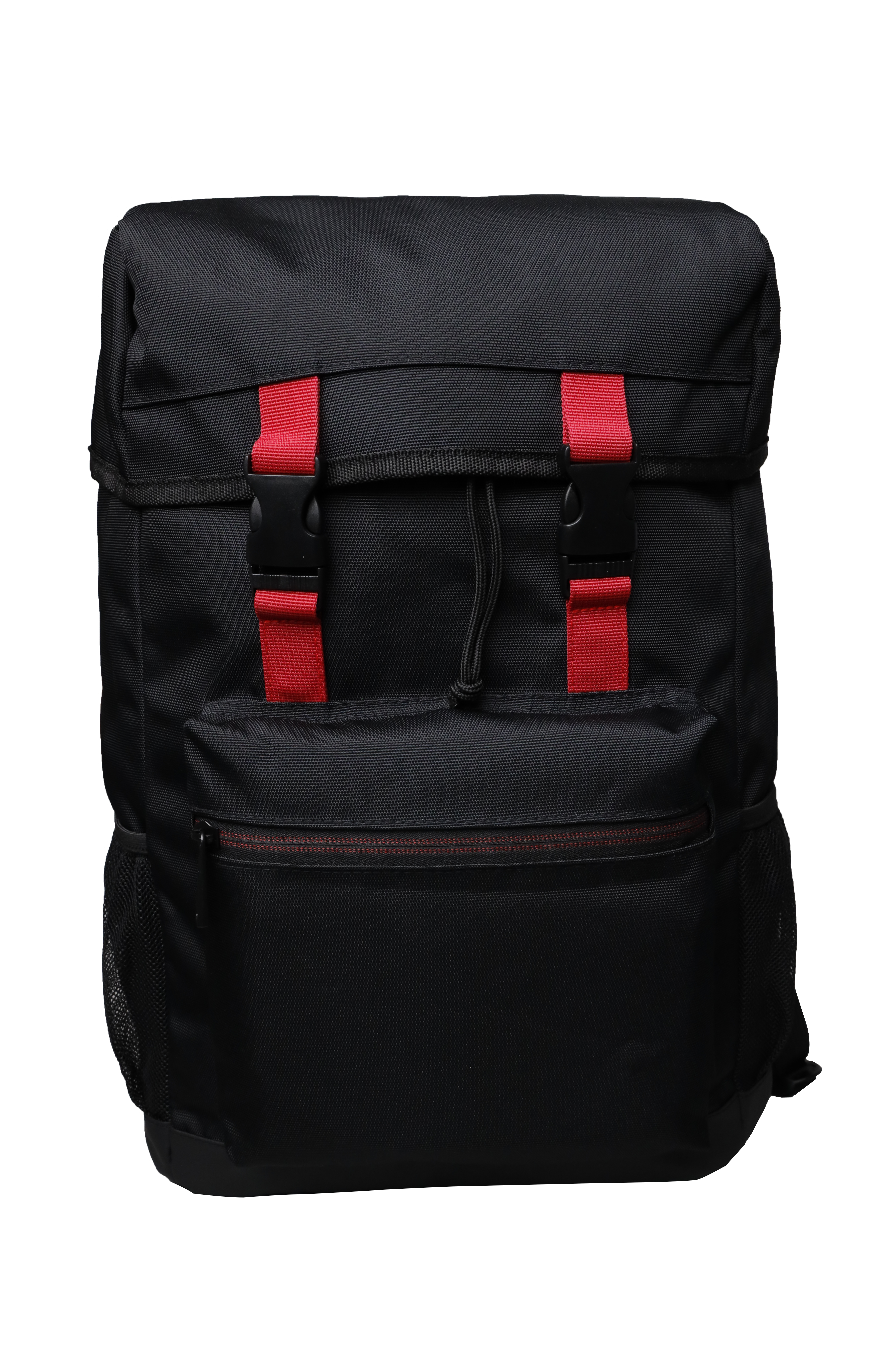 Schwarzer Rucksack mit roten Riemen und Schnallen, Vordertasche mit Reißverschluss und Netztaschen, isoliert auf Weiß.