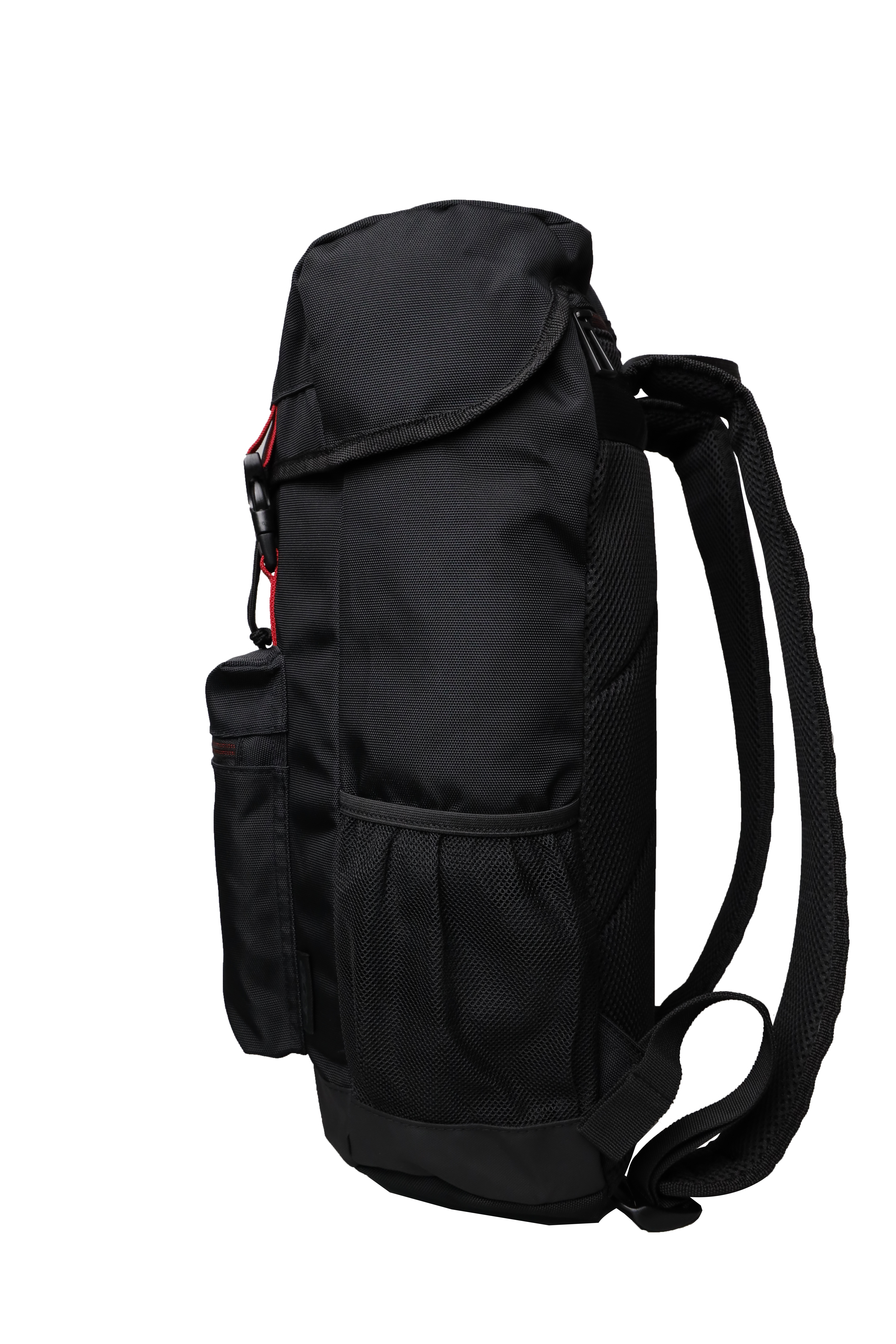 Schwarzer Rucksack auf weißem Hintergrund. Merkmale umfassen mehrere Taschen, Mesh und rote Akzente.
