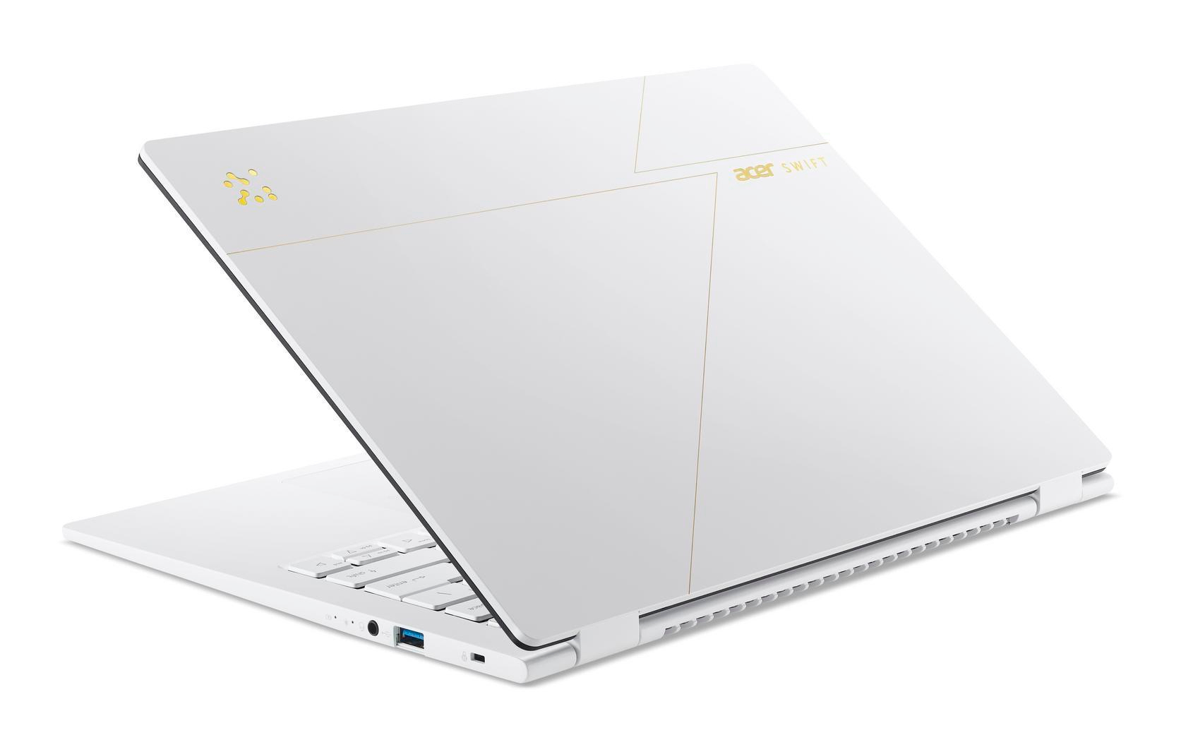 Ein weißes Acer Swift-Laptop ist leicht geöffnet. Der Deckel zeigt goldfarbene Akzente und Logo. Die Tastatur ist weiß, ein USB-Anschluss sichtbar.