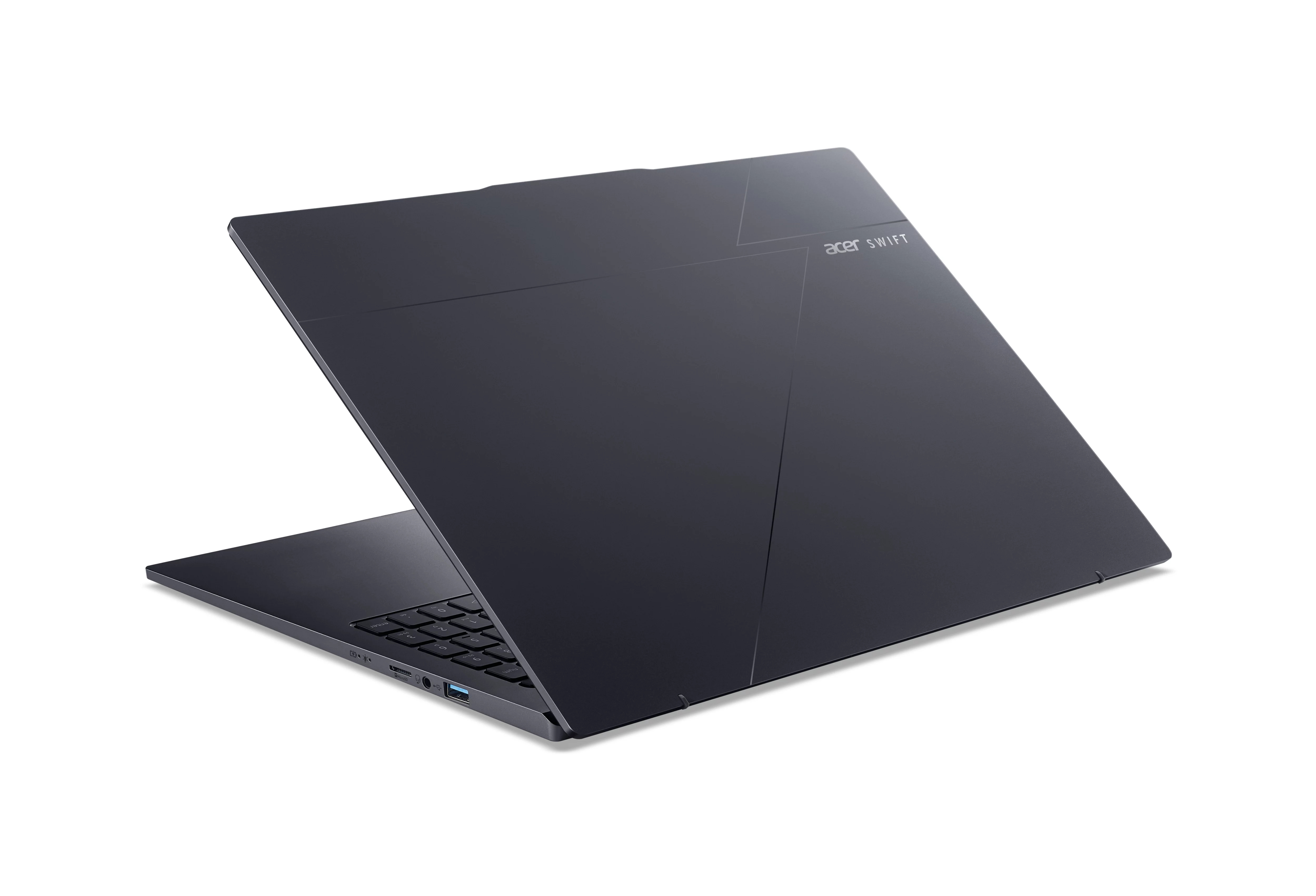Ciemnoszary laptop Acer Swift jest lekko otwarty na białym tle. Logo Acer jest widoczne.