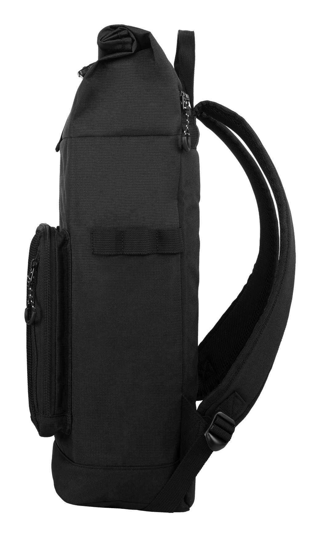 Ein schwarzer Rucksack mit einer Seitentasche und zwei Schultergurten, vor weißem Hintergrund.