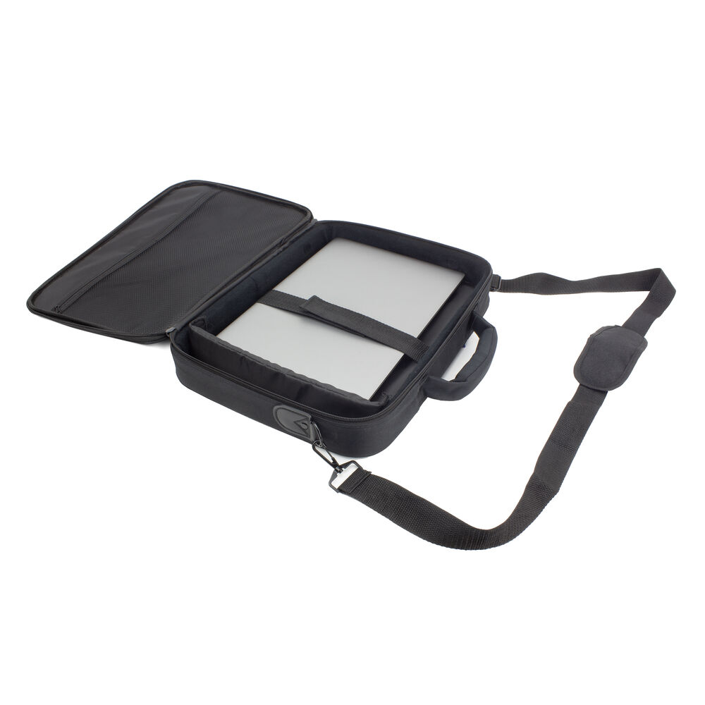 Eine schwarze Laptoptasche ist geöffnet und zeigt einen Laptop im Inneren. Die Tasche hat einen Schultergurt. Der Hintergrund ist weiß.