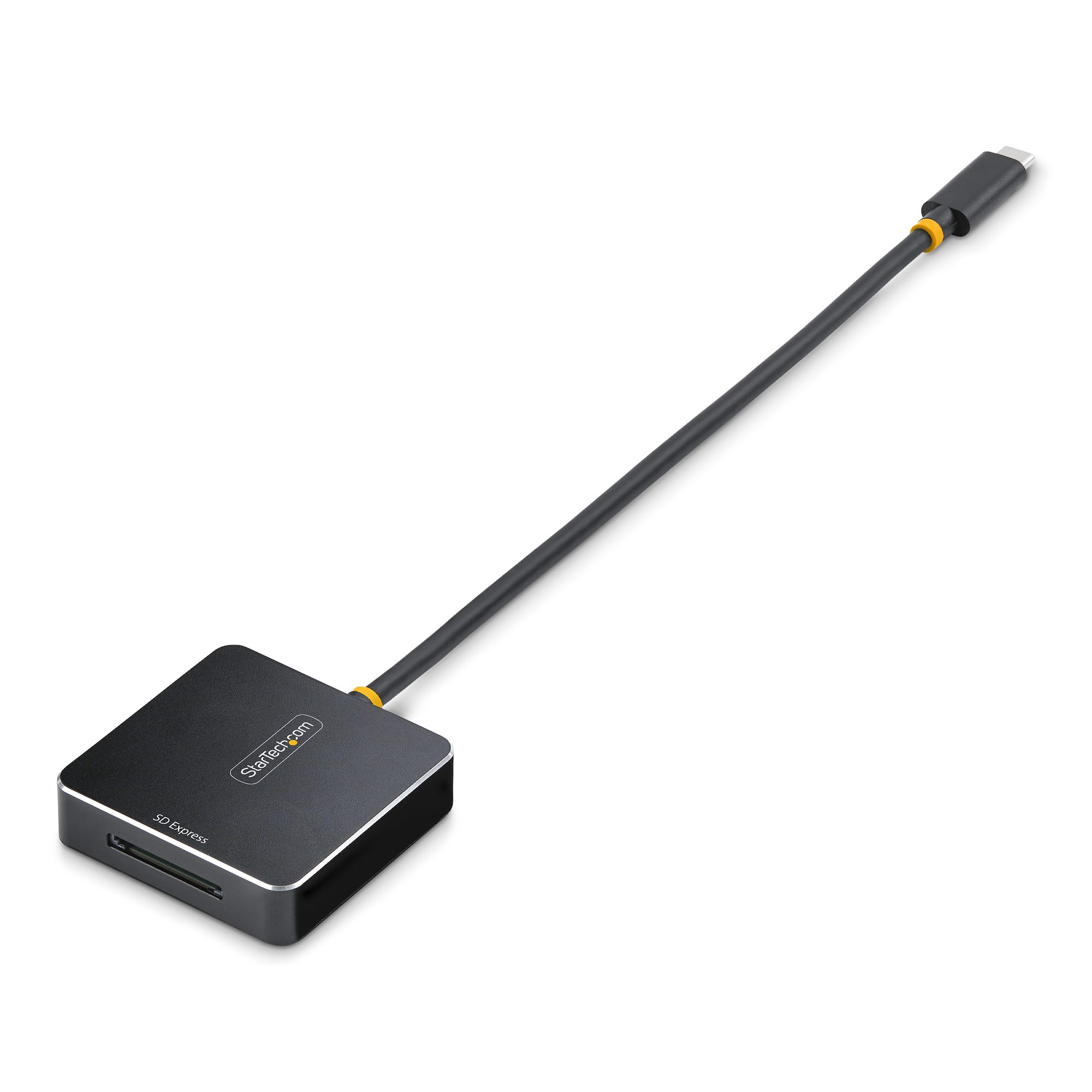 Un lector de tarjetas SD negro con un cable USB-C. Está sobre una superficie blanca. El lector tiene el logotipo de StarTech.com.