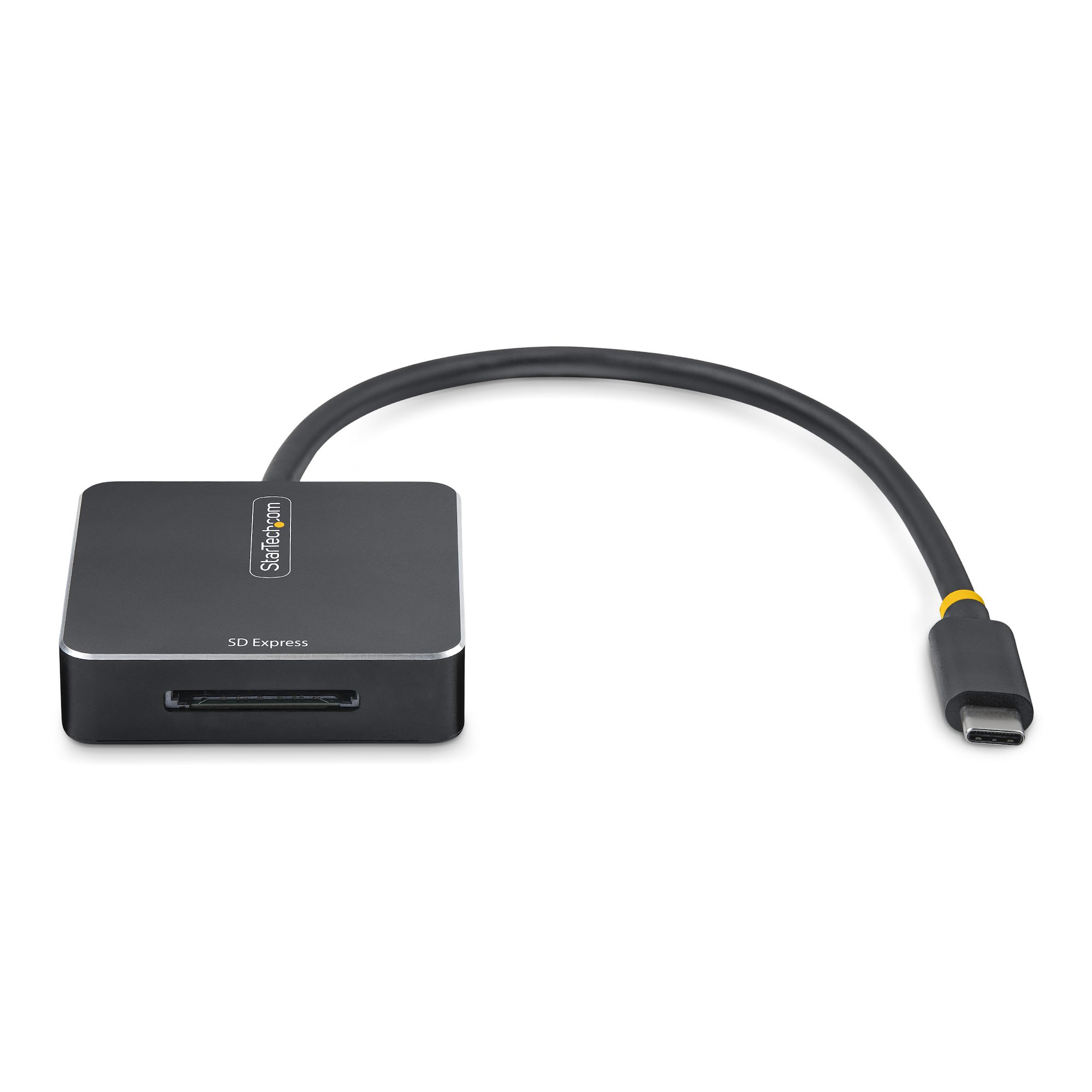Un lector de tarjetas SD negro con un cable negro. Tiene un conector USB-C al final. Fondo blanco.