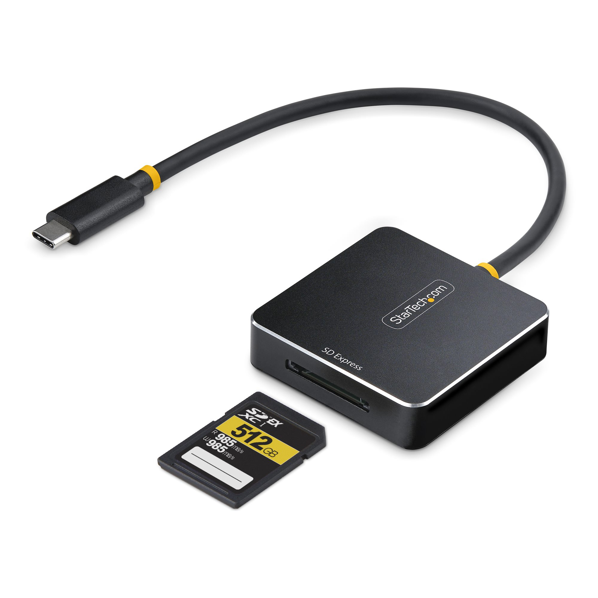Lector de tarjetas SD negro con cable negro y conector USB-C, y una tarjeta SD. Fondo blanco.