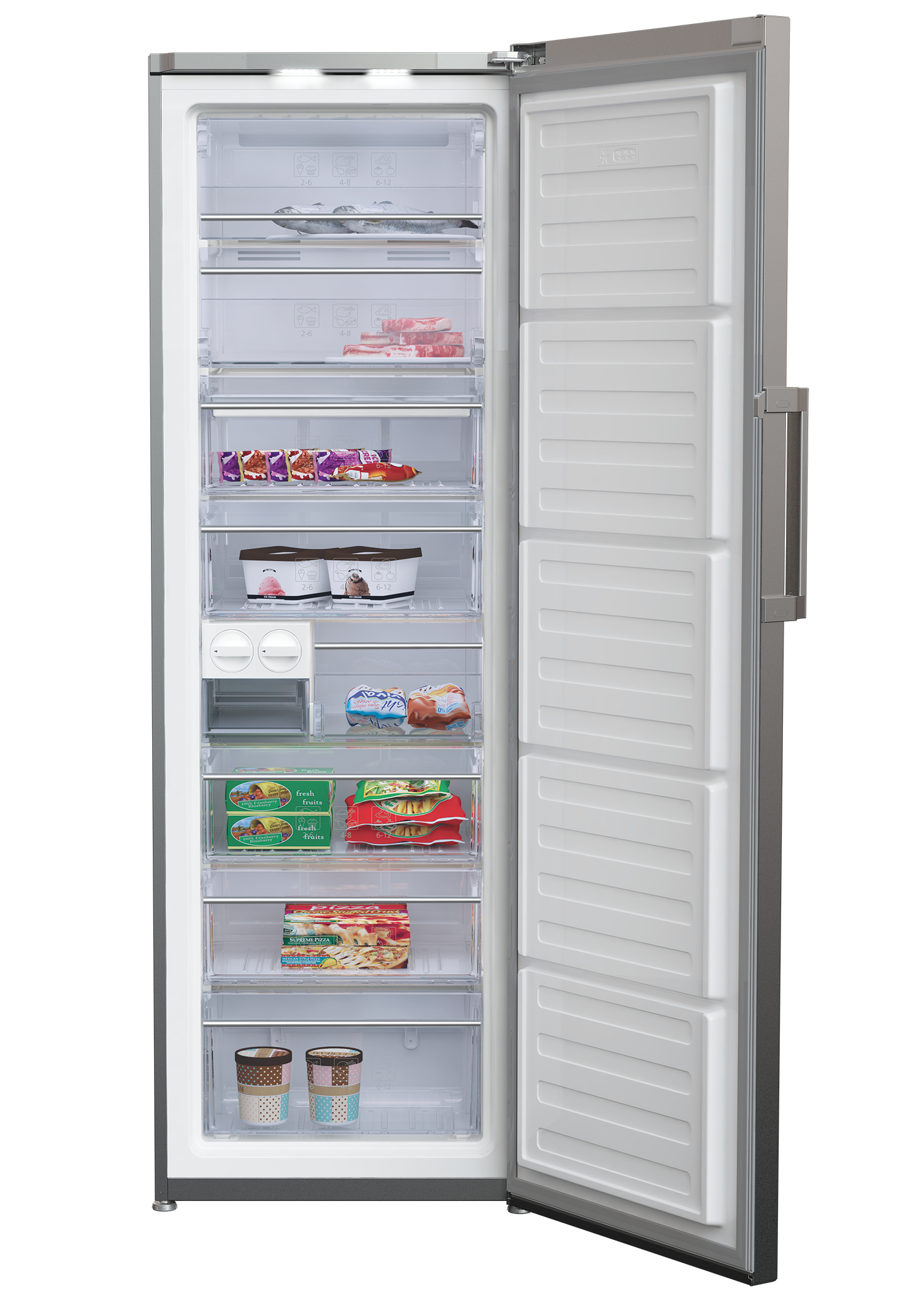 Un congelatore con la porta aperta, che mostra ripiani pieni di surgelati come gelato, pesce e frutta. La porta è a destra.