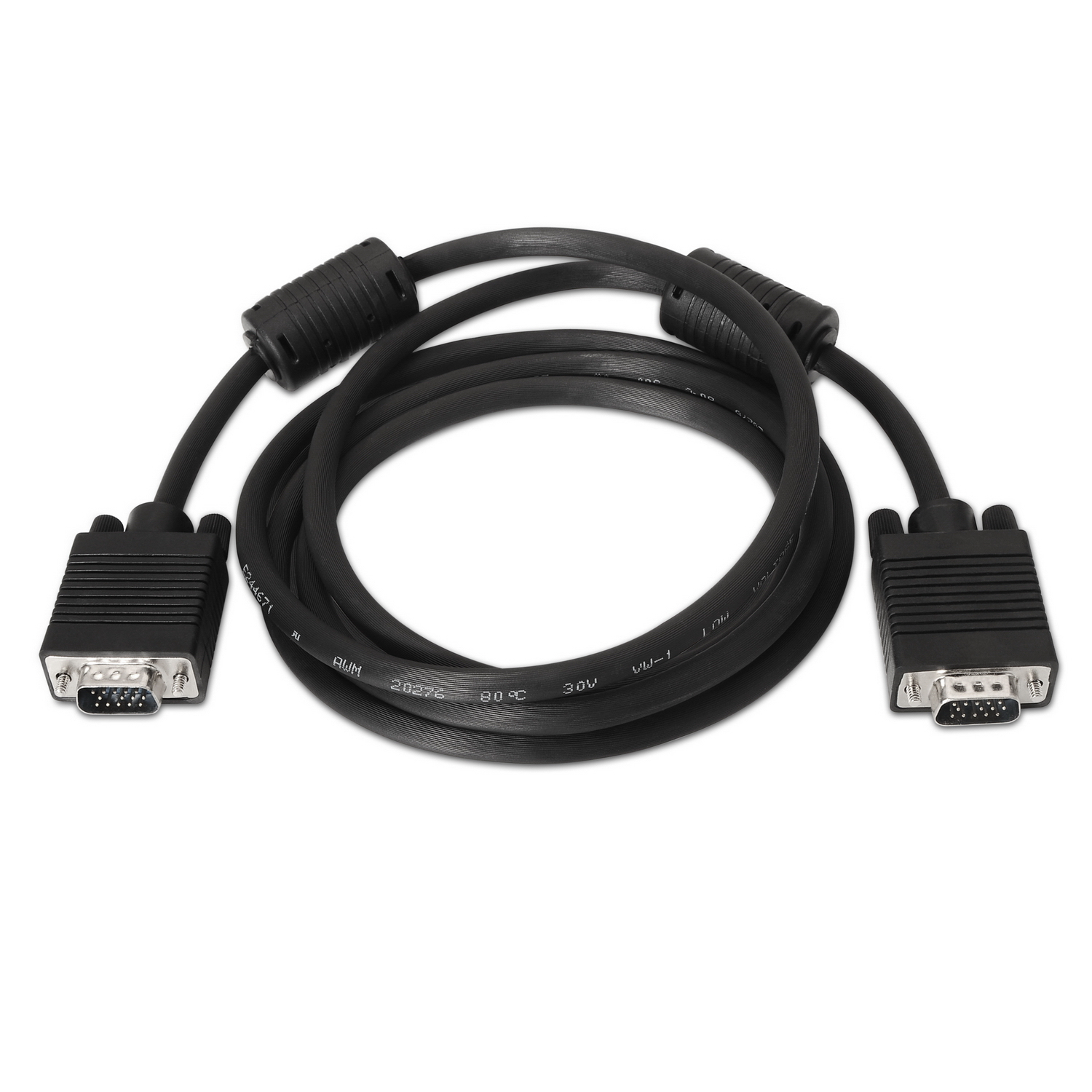 Un cable VGA negro sobre un fondo blanco. Tiene dos conectores en cada extremo y partes cilíndricas en el medio del cable.