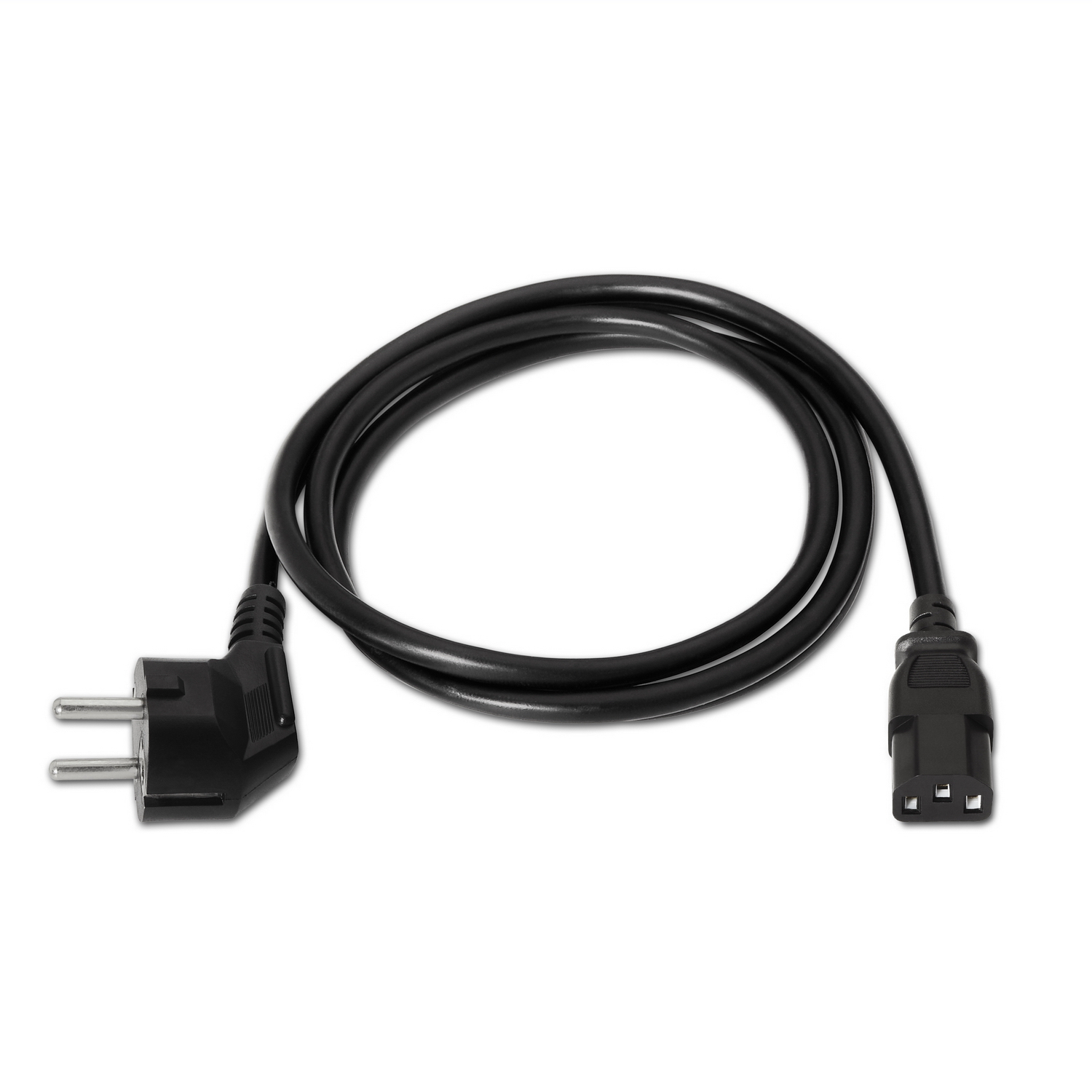 Een zwarte stroomkabel op een witte achtergrond. Het heeft een stekker aan het ene uiteinde en een connector aan de andere kant, die een lus vormt.