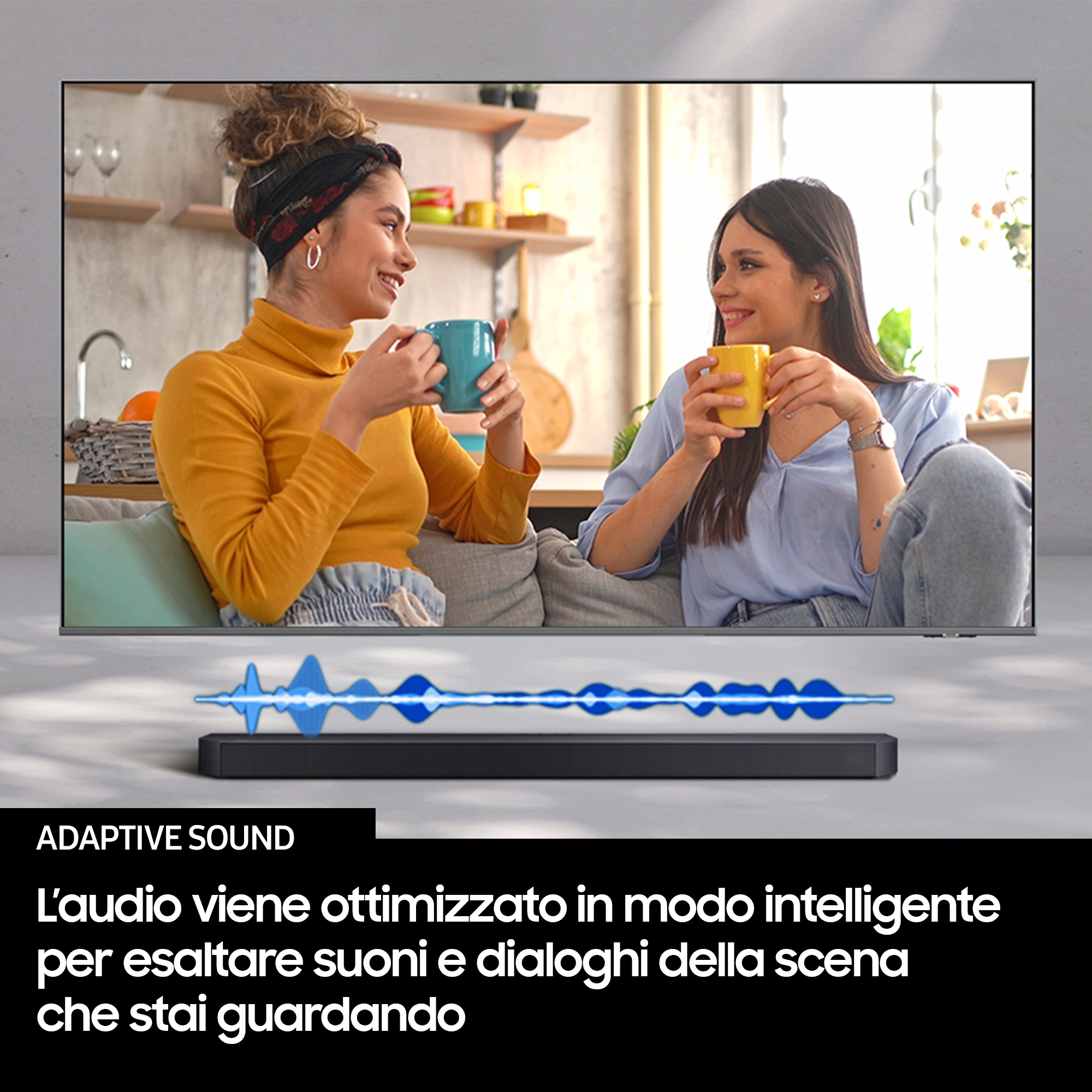 Zwei Frauen trinken aus Tassen, unten eine Soundbar und eine blaue Schallwellengrafik.