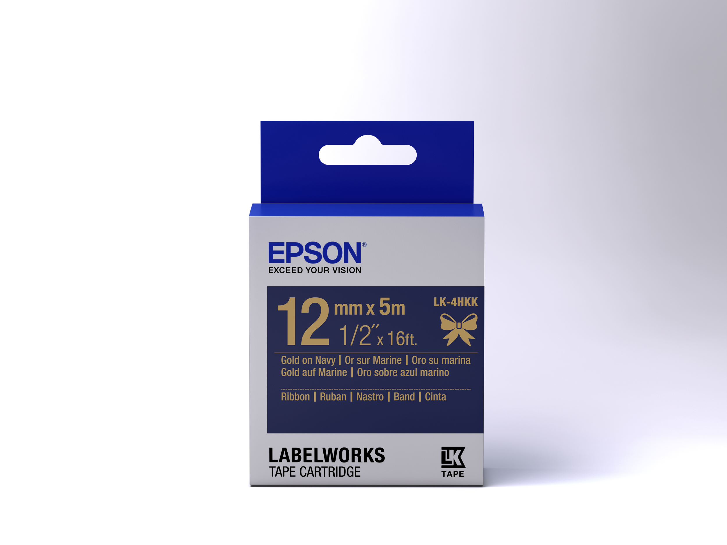 Eine Epson LabelWorks-Bandkassette. Sie ist weiß mit marineblauen Akzenten. Text und eine Schleife sind sichtbar.