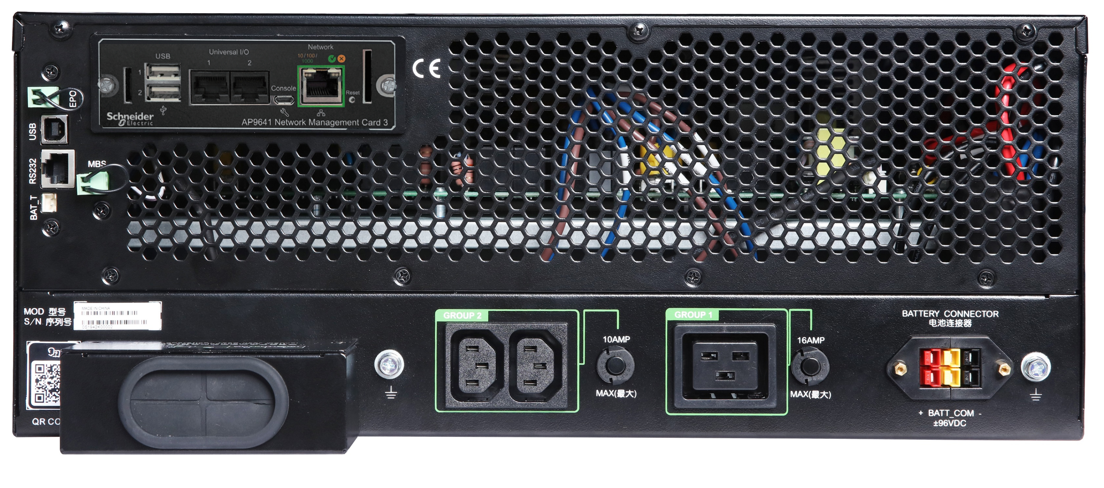 Parte trasera de dispositivo electrónico negro con puertos, ventilaciones y conectores. Incluye conexiones USB, red y energía.