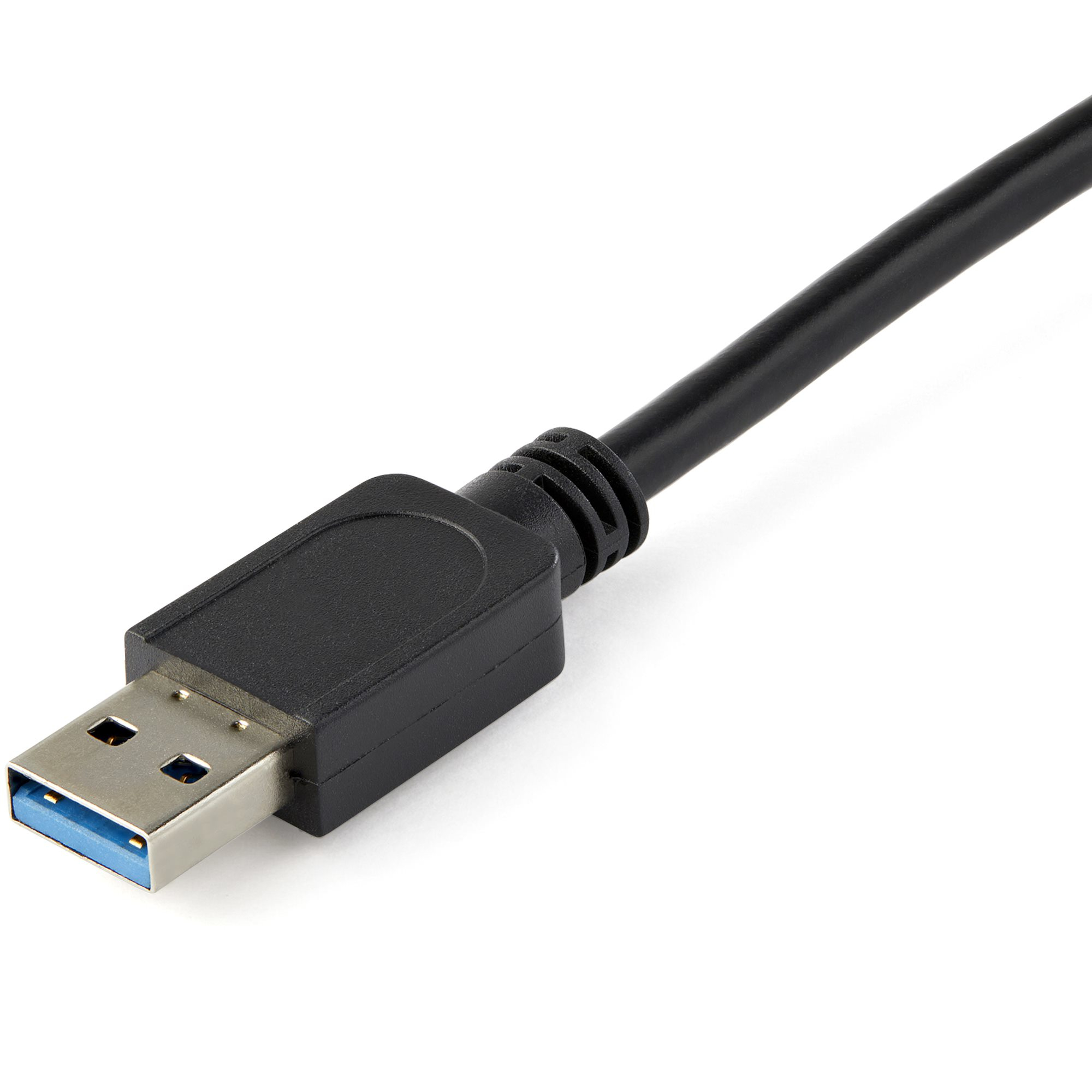 Primer plano de un cable USB negro con un conector negro. El puerto USB es plateado con interior azul.