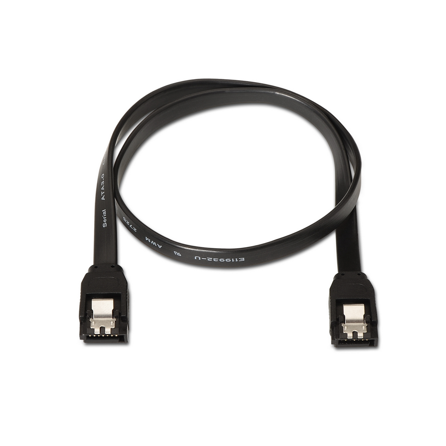 Un cable SATA negro sobre un fondo blanco. Tiene conectores en ambos extremos y está curvado en un bucle.