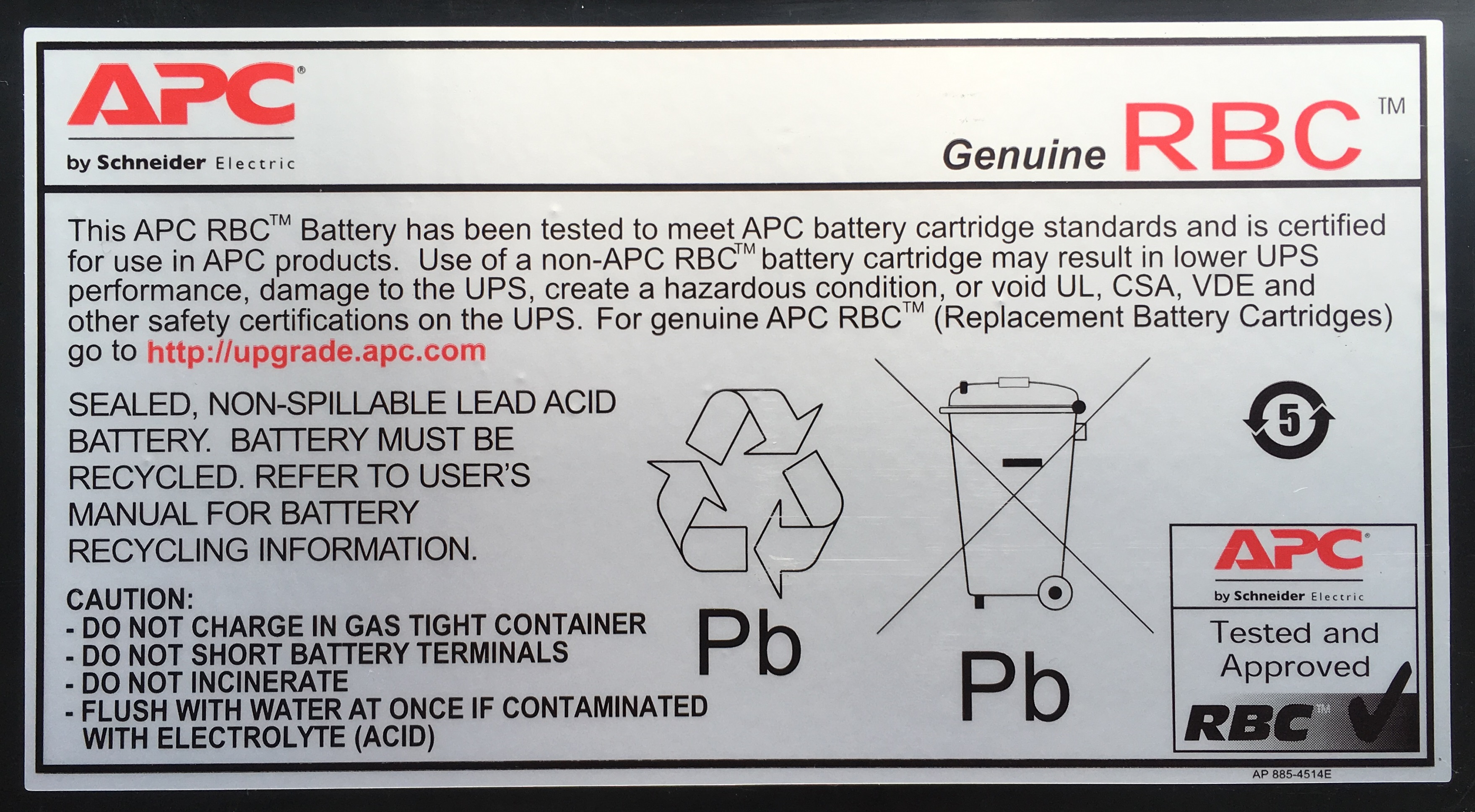 Ein APC RBC-Batterieetikett. Text enthält Warnhinweise, Recycling-Symbole und das APC-Logo mit 'Schneider Electric'.