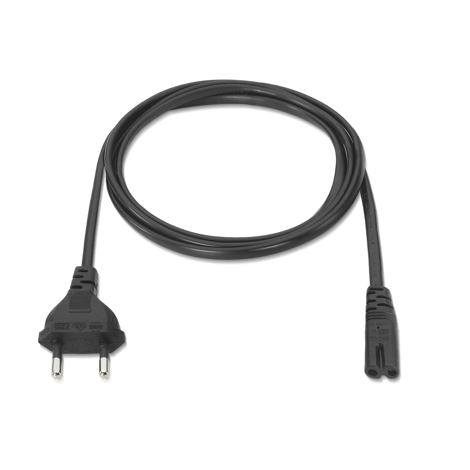 Un cable de alimentación negro sobre fondo blanco. Tiene un enchufe en un extremo y un conector en el otro, enrollado en el medio.
