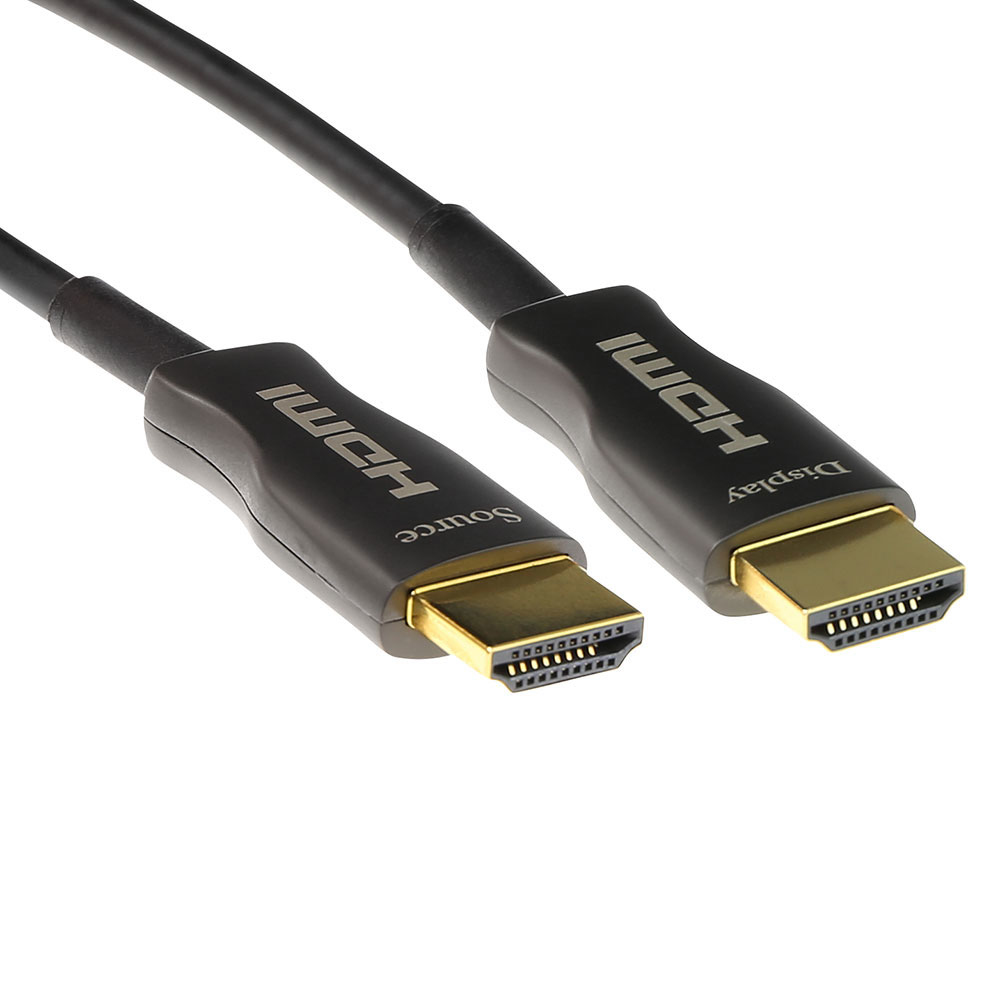 Zwei schwarze HDMI-Kabel mit goldenen Steckern. Eines ist mit 'Source', das andere mit 'Display' beschriftet.