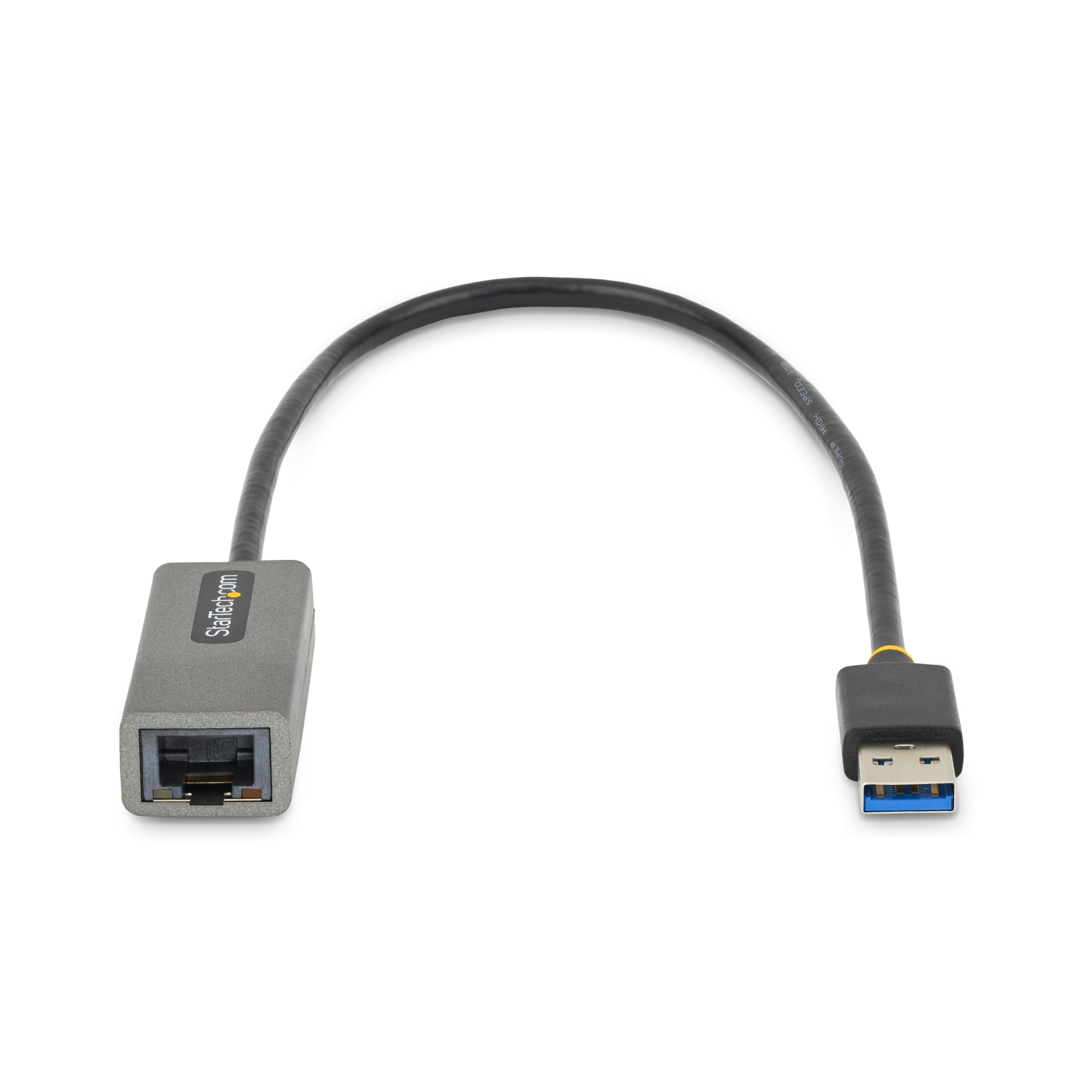 Un cable adaptador gris StarTech con conector USB y puerto Ethernet sobre fondo blanco.