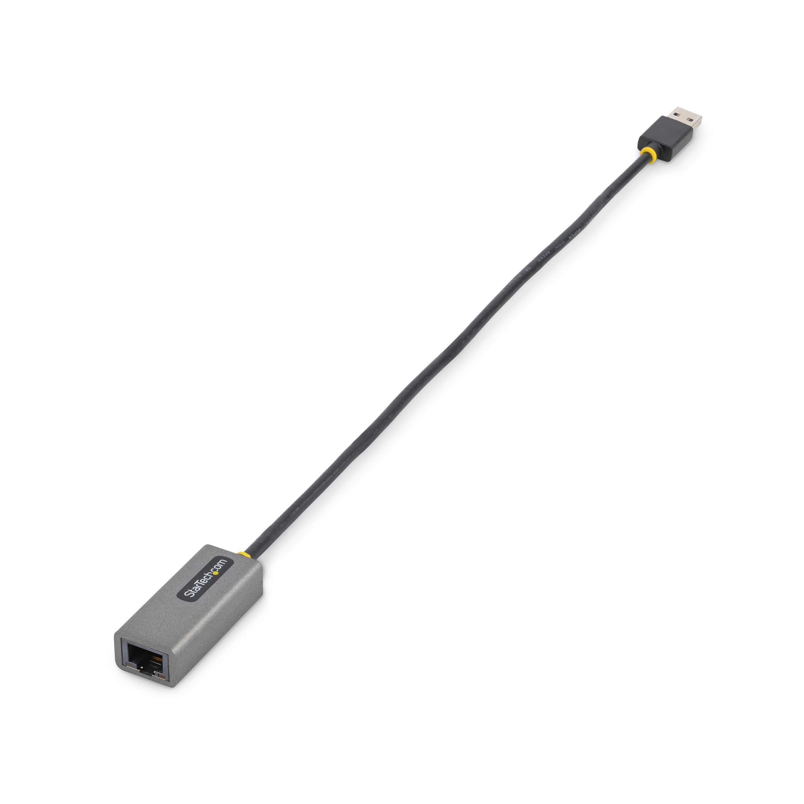 Un adaptador Ethernet StarTech gris con cable negro y conector USB. Fondo blanco.
