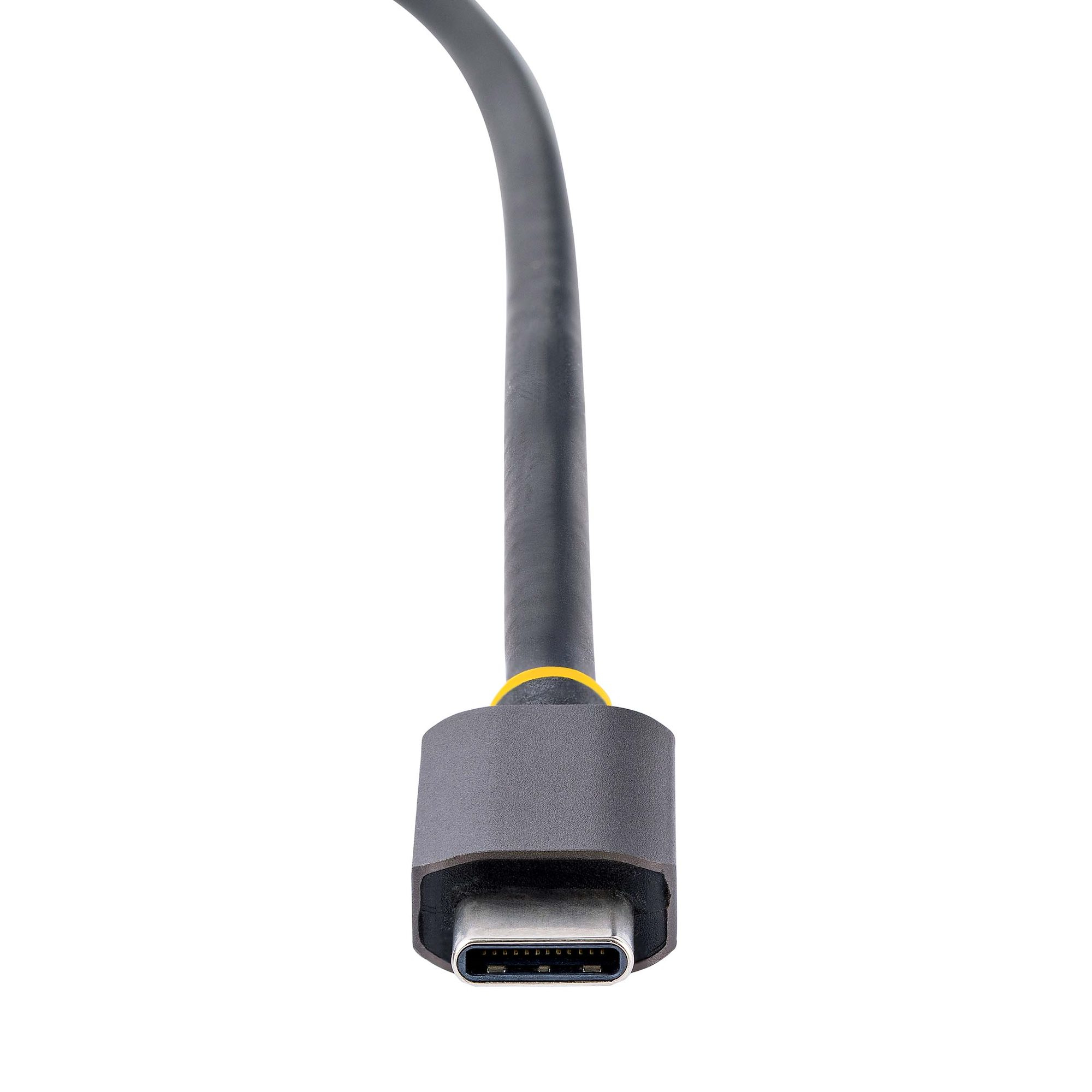 Primer plano de un cable USB-C. Es gris oscuro con un anillo amarillo cerca del conector. El fondo es blanco.