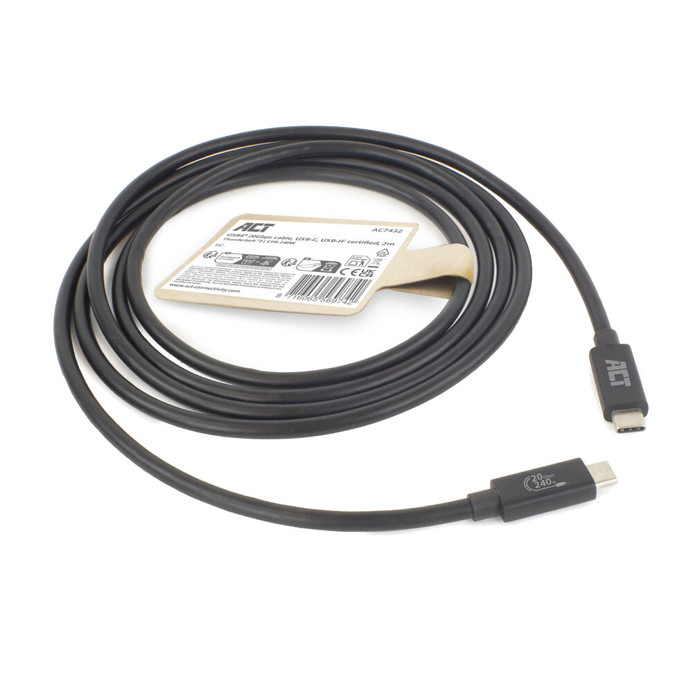 Een opgerolde zwarte USB-C-kabel met connectoren aan beide uiteinden. Een label met tekst is aan de kabel bevestigd. De achtergrond is wit.