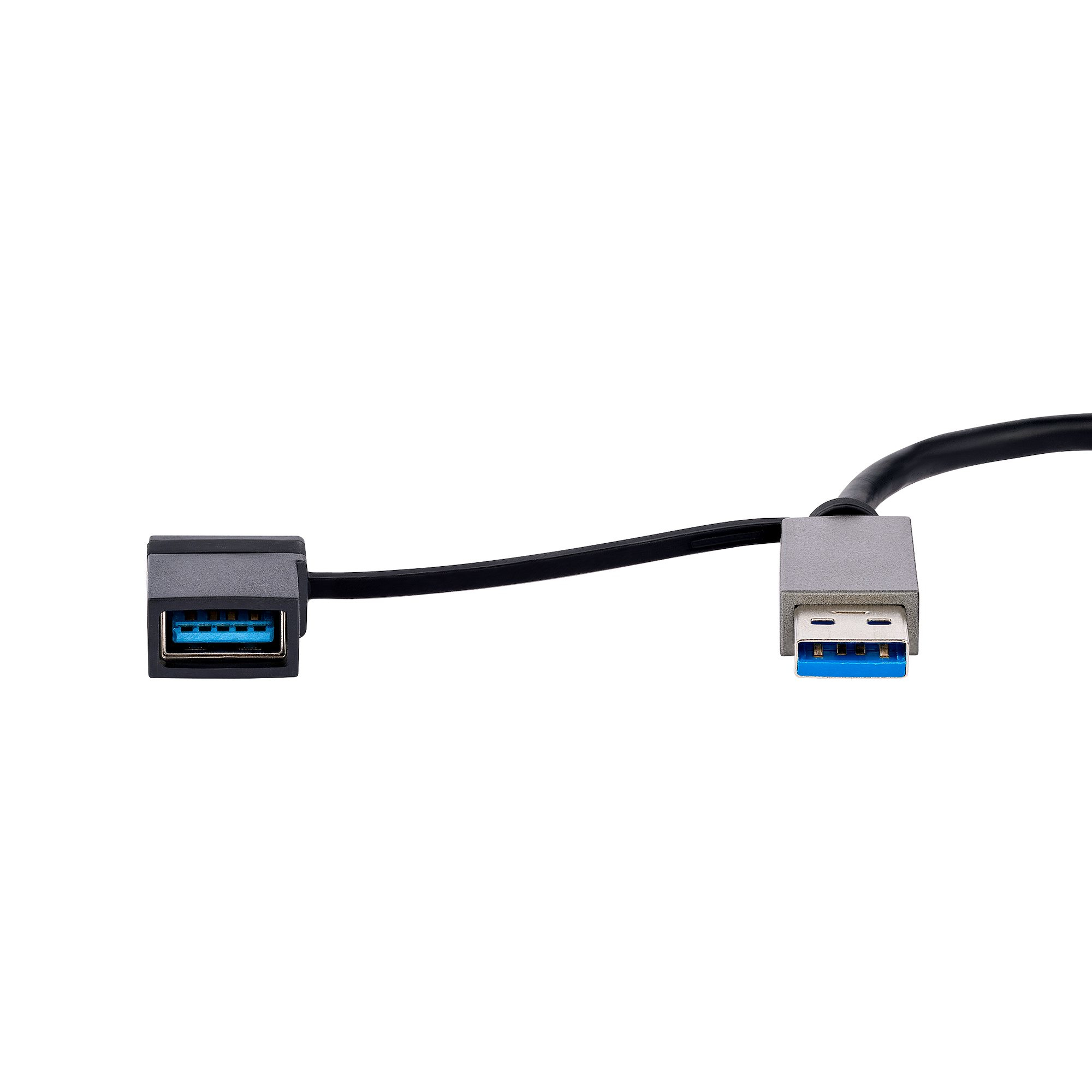 Un cable USB con dos conectores. Uno es un USB hembra, el otro es un USB macho. Los conectores tienen interiores azules.