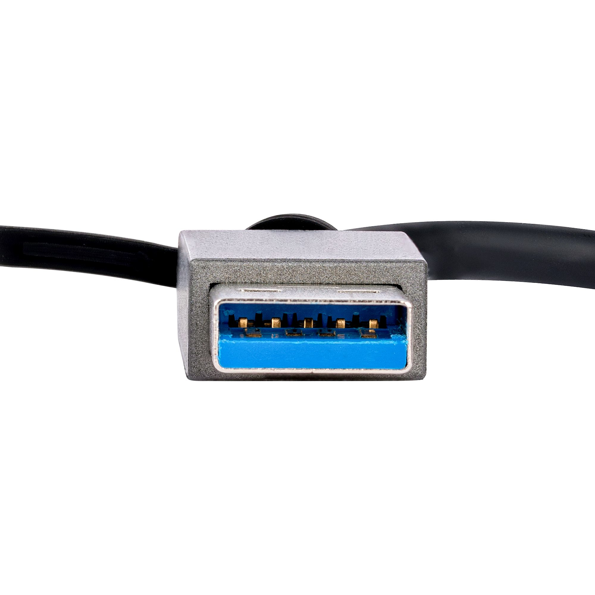 Primer plano de un conector USB 3.0. Tiene un interior azul y está conectado a un cable negro sobre fondo blanco.