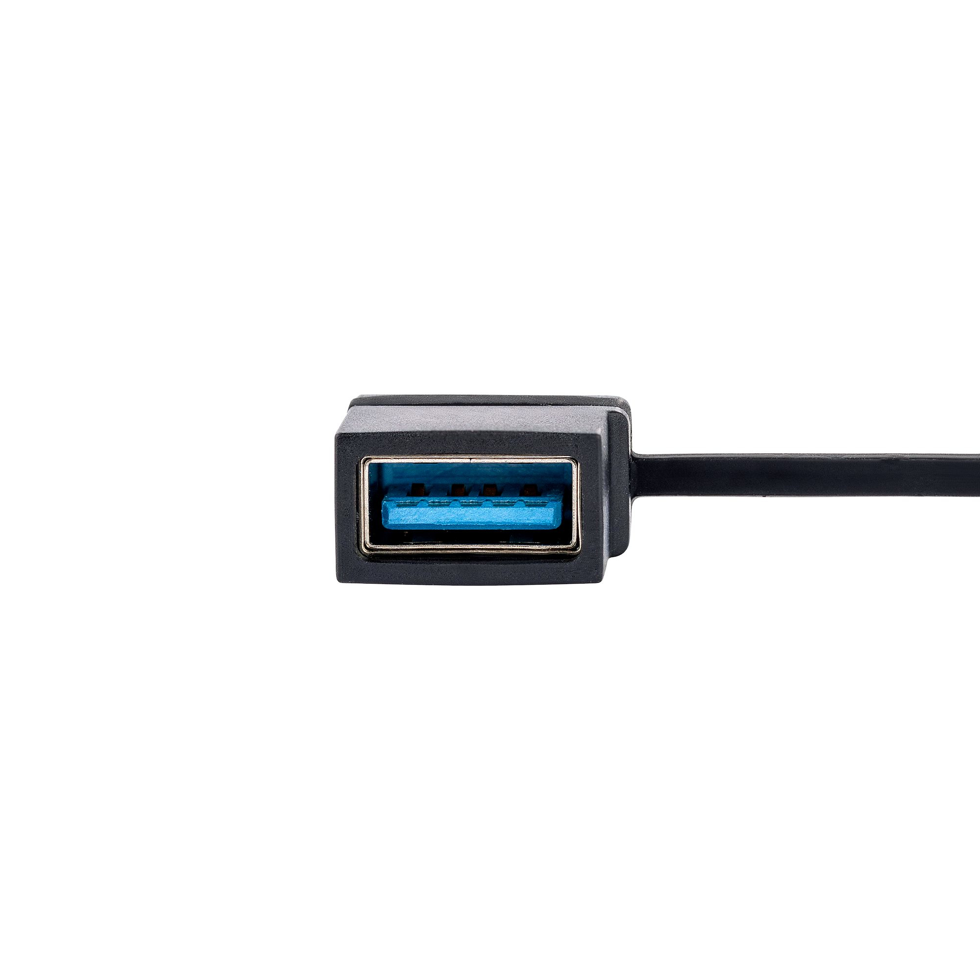 Un adaptador USB negro con interior azul, conectado a un cable negro, sobre fondo blanco.