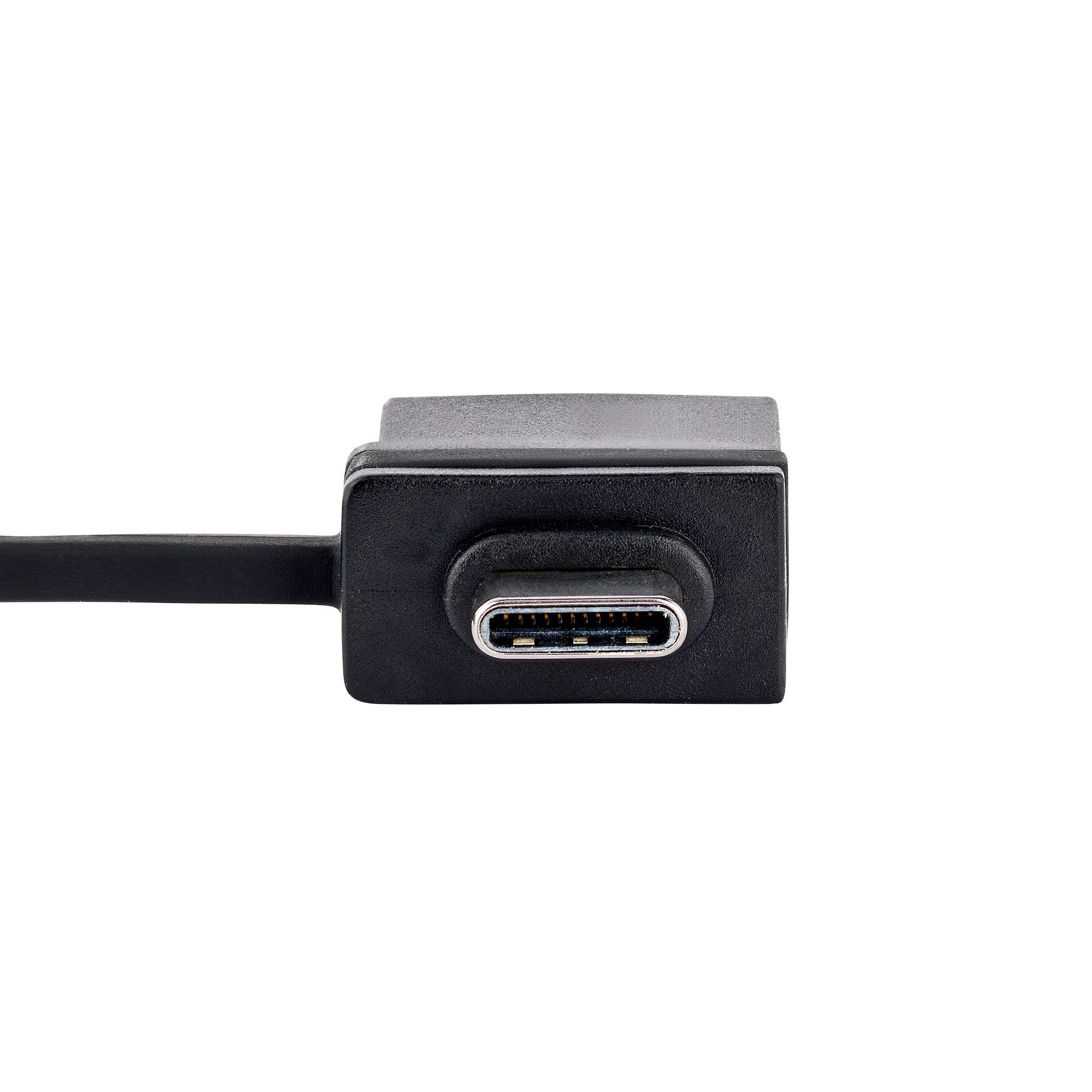 Primer plano de un conector USB-C negro sobre un fondo blanco. El conector está enchufado a una caja negra.