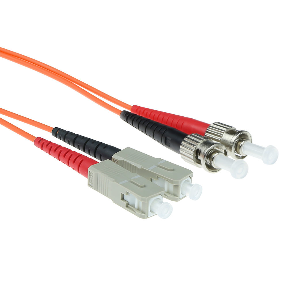 Glasfaserkabel mit Steckern. Orange Kabel mit roten, schwarzen und beigen Steckern. Weißer Hintergrund.