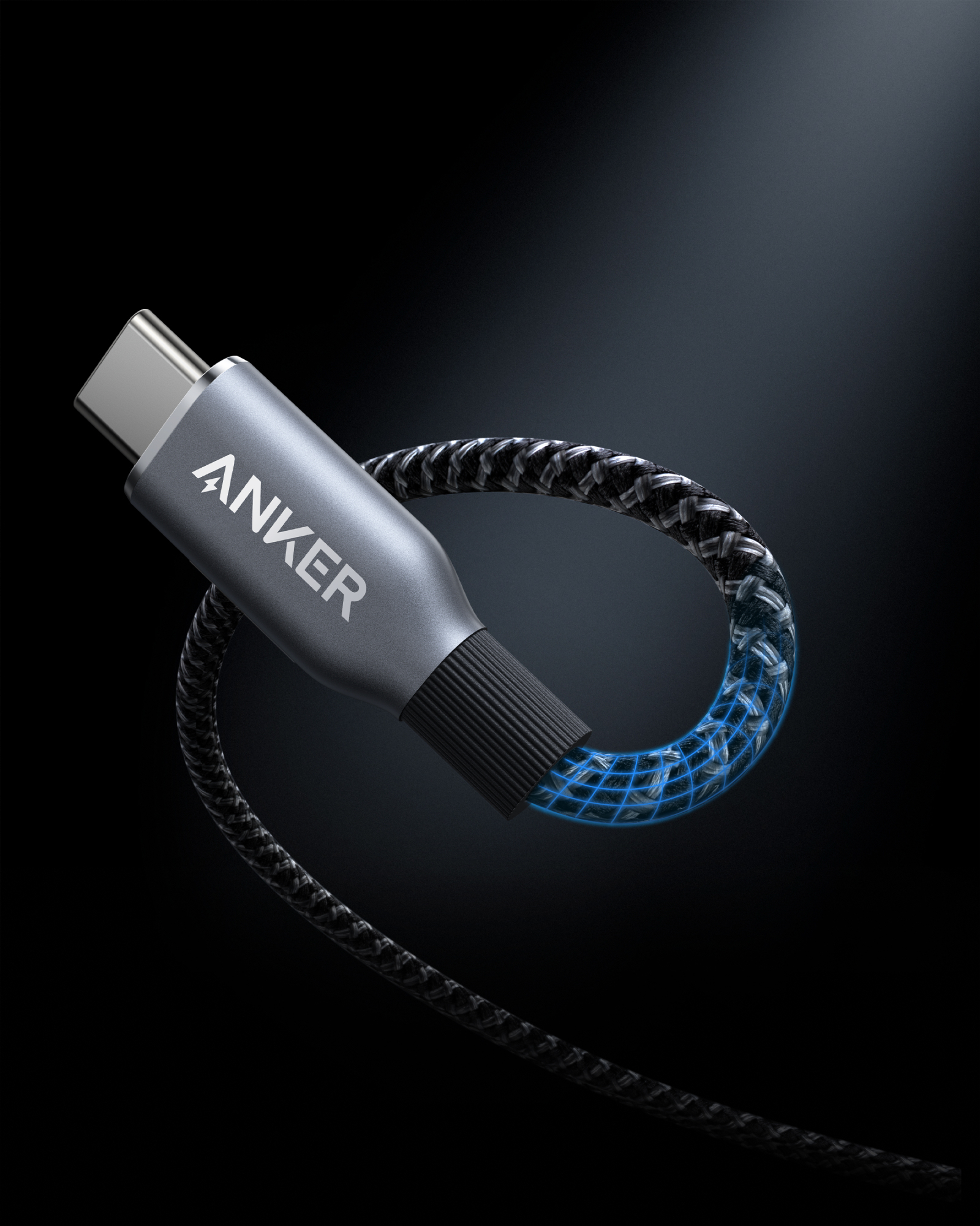 Un cavo USB-C ANKER grigio con un cavo intrecciato nero e grigio. Lo sfondo è nero.