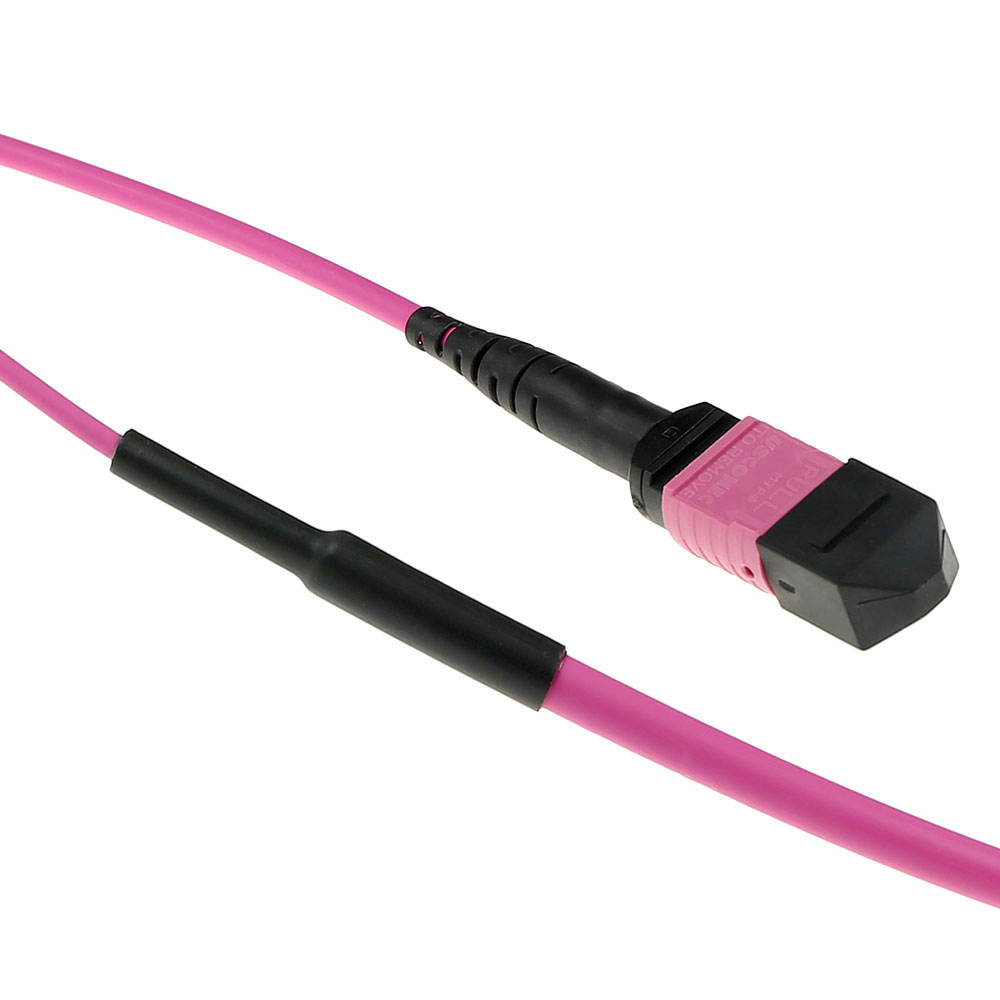 Ein rosa Kabel mit einem schwarzen Stecker am Ende und einer schwarzen Schutzhülle. Der Stecker ist rosa und schwarz.
