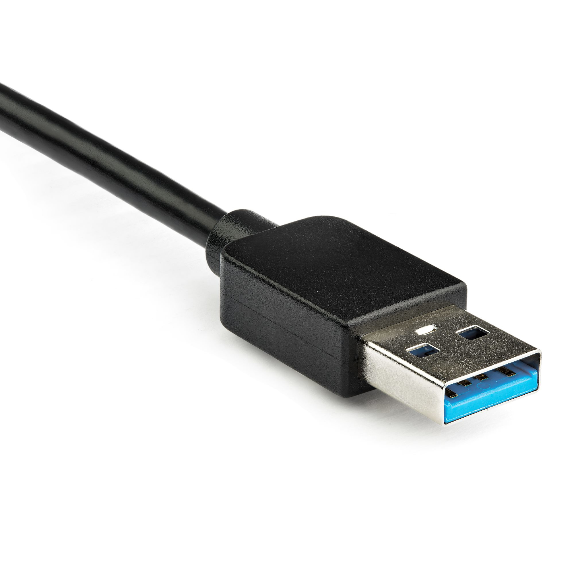 Primer plano de un cable USB negro con conector plateado e interior azul, sobre fondo blanco.