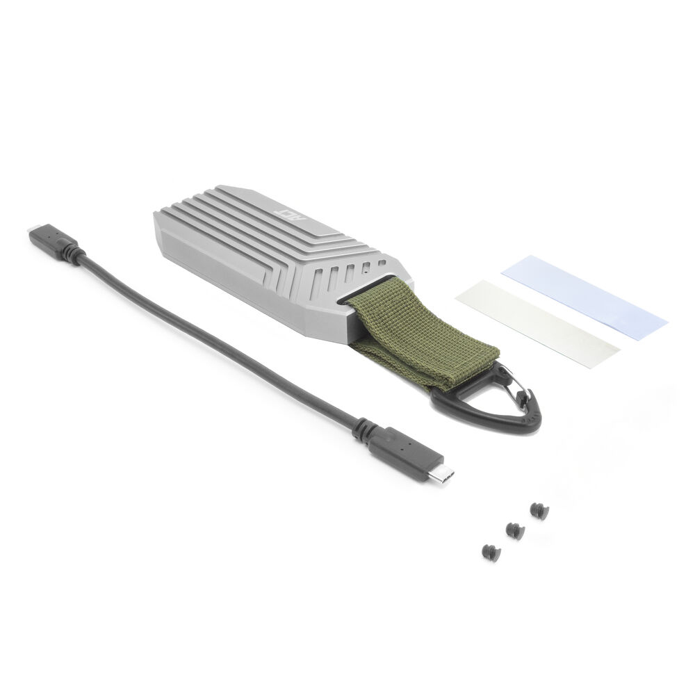 Eine graue externe Festplatte mit grünem Gurt, schwarzem USB-Kabel, Wärmeleitpads und Schrauben auf weißer Oberfläche.