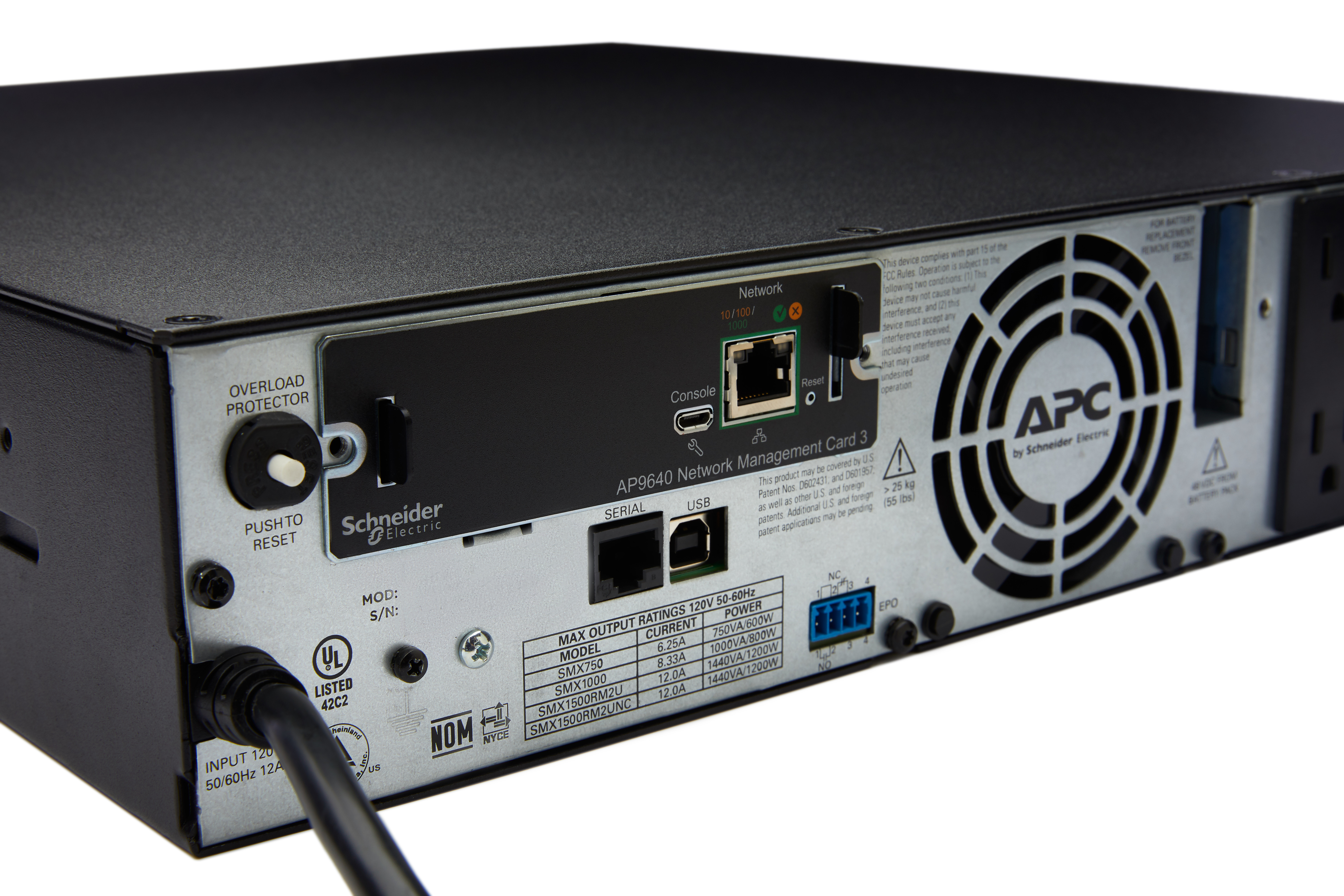 Una scheda di gestione di rete APC nera con porte, pulsanti e ventola. I numeri di modello sono visibili.