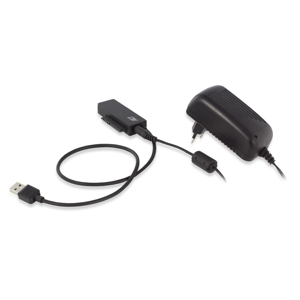 Ein schwarzes Netzteil und ein schwarzer SATA-zu-USB-Adapter liegen auf einer weißen Oberfläche. Das USB-Kabel ist geschlungen.