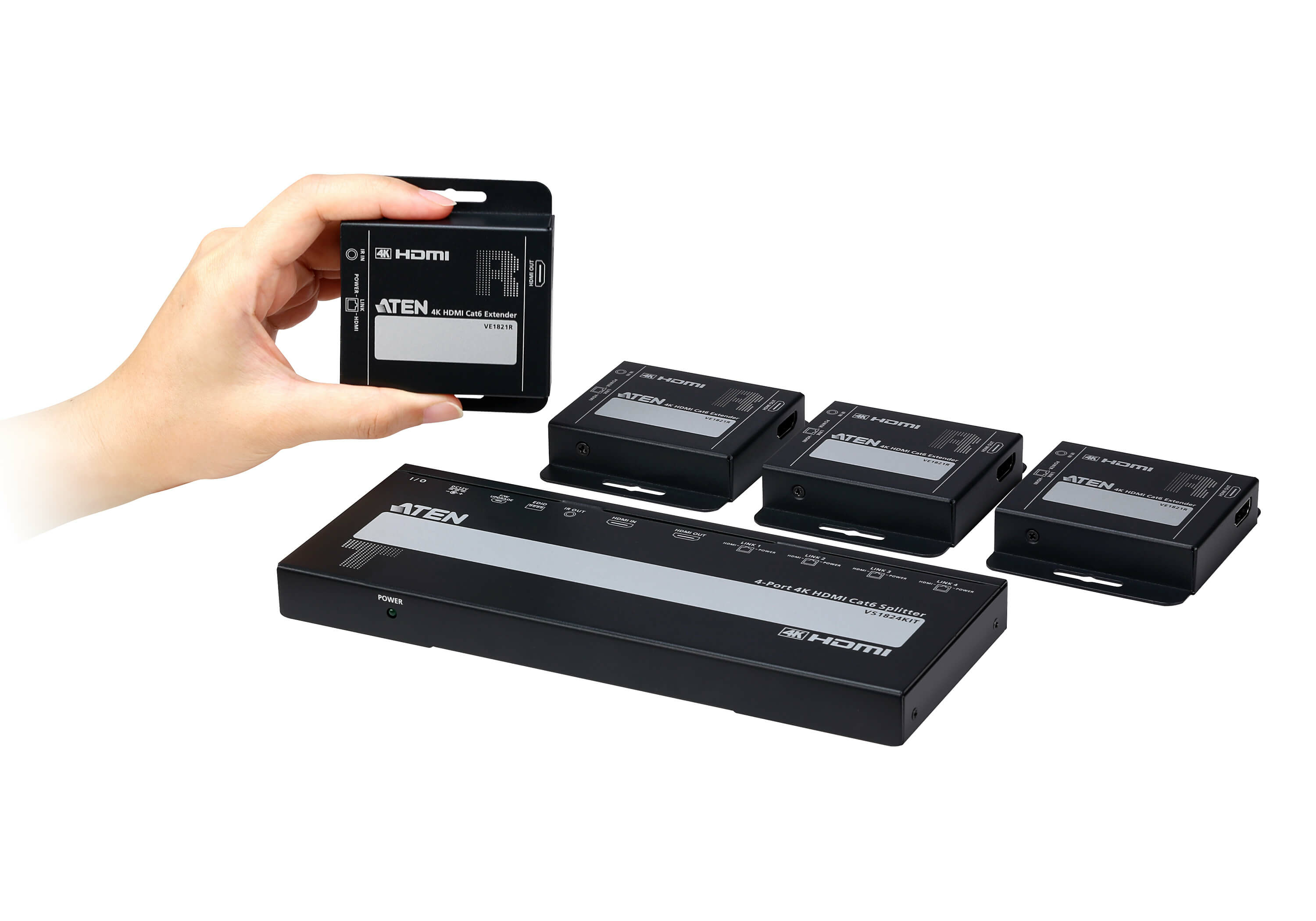 Main tenant un extenseur HDMI noir au-dessus de séparateurs. La scène comprend divers appareils HDMI noirs avec des étiquettes.
